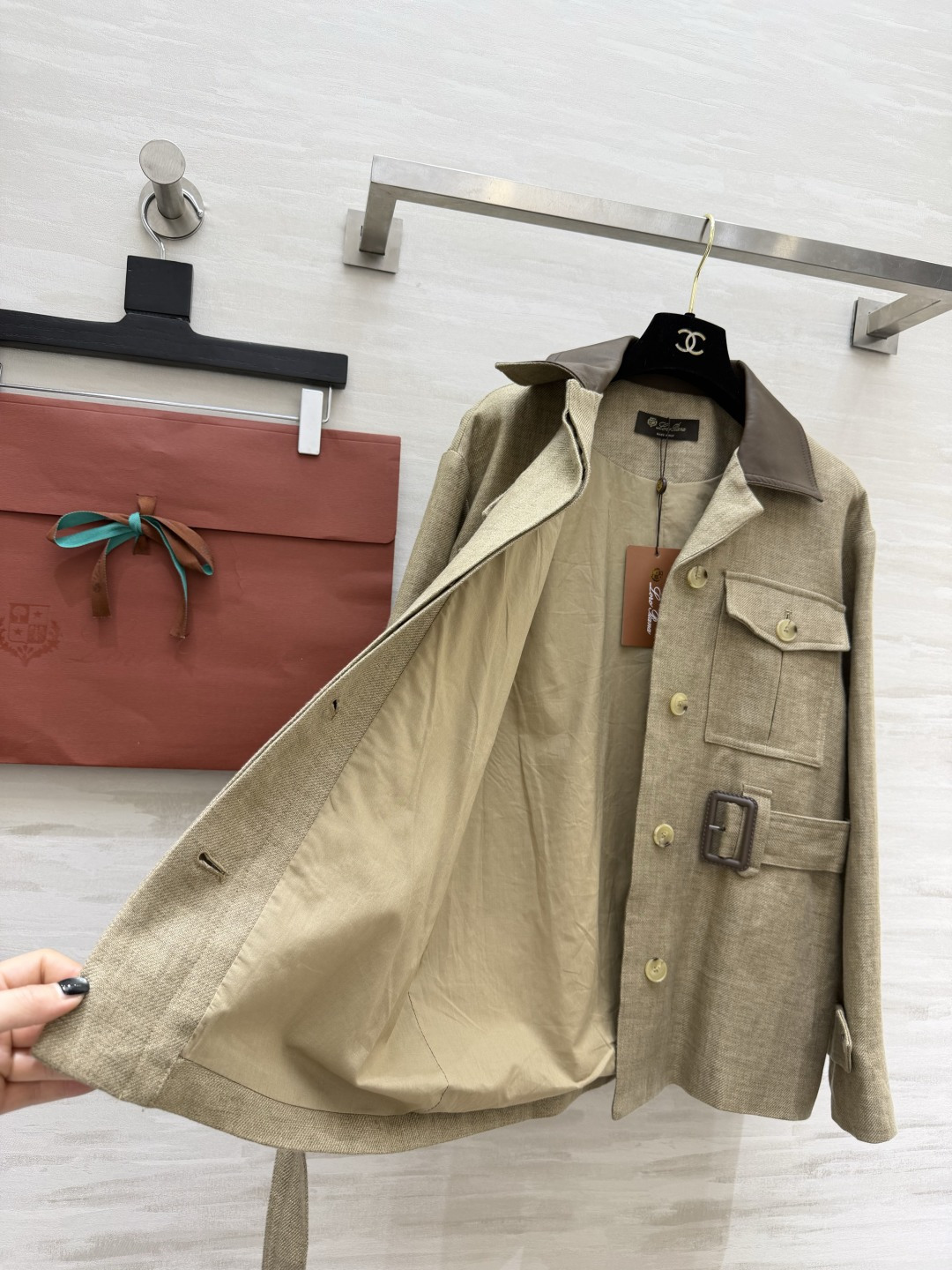 #Loro Pian♡²⁶老钱风猎装夹克外套 燕麦亚麻混纺面料自带高级肌理感 透气又挺括！撞色皮质翻领 