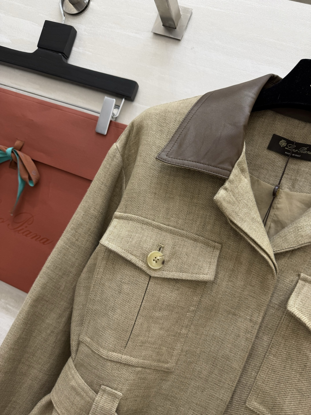 #Loro Pian♡²⁶老钱风猎装夹克外套 燕麦亚麻混纺面料自带高级肌理感 透气又挺括！撞色皮质翻领 