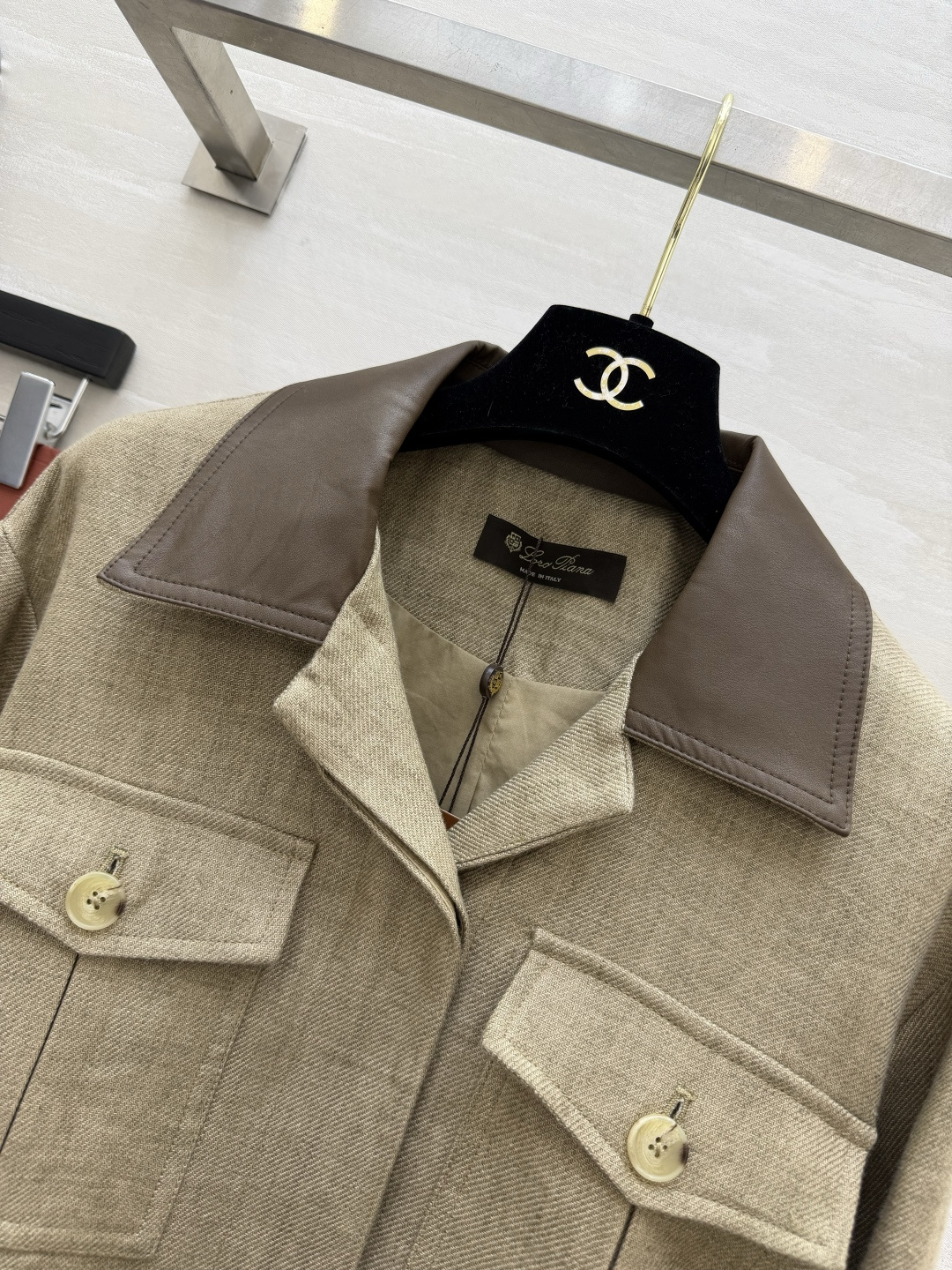 #Loro Pian♡²⁶老钱风猎装夹克外套 燕麦亚麻混纺面料自带高级肌理感 透气又挺括！撞色皮质翻领 