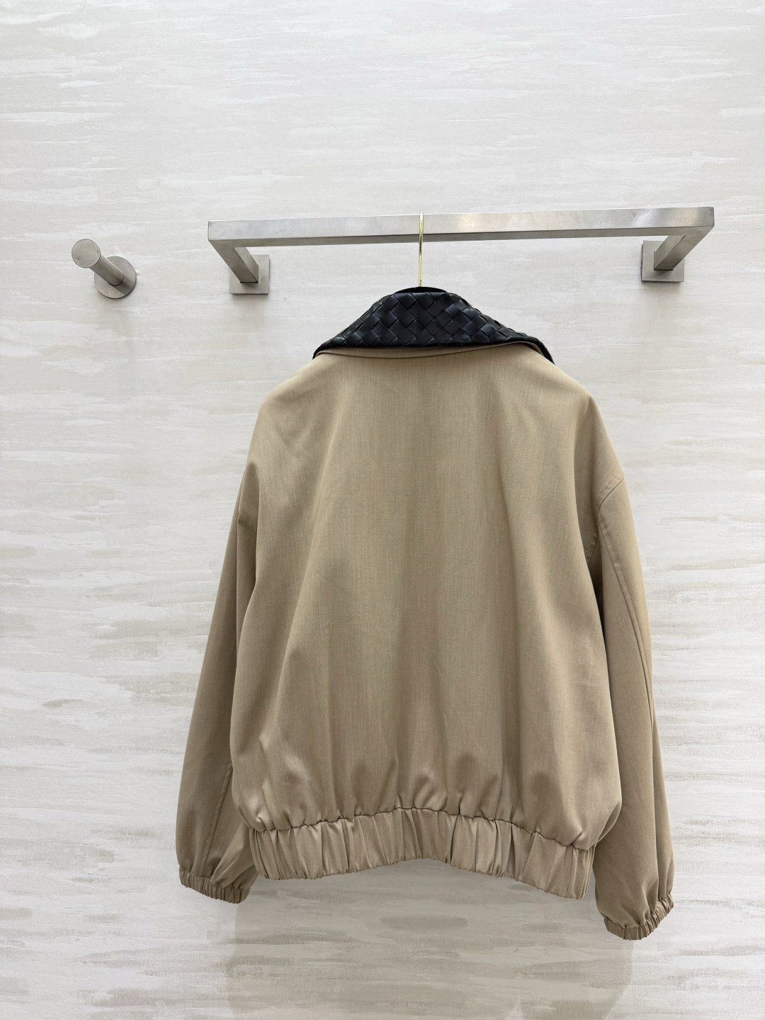 #Bottega Venet♡²⁶编织领三角标夹克外套 高级感拉满的松弛感穿搭 卡其色主调自带复古松弛感