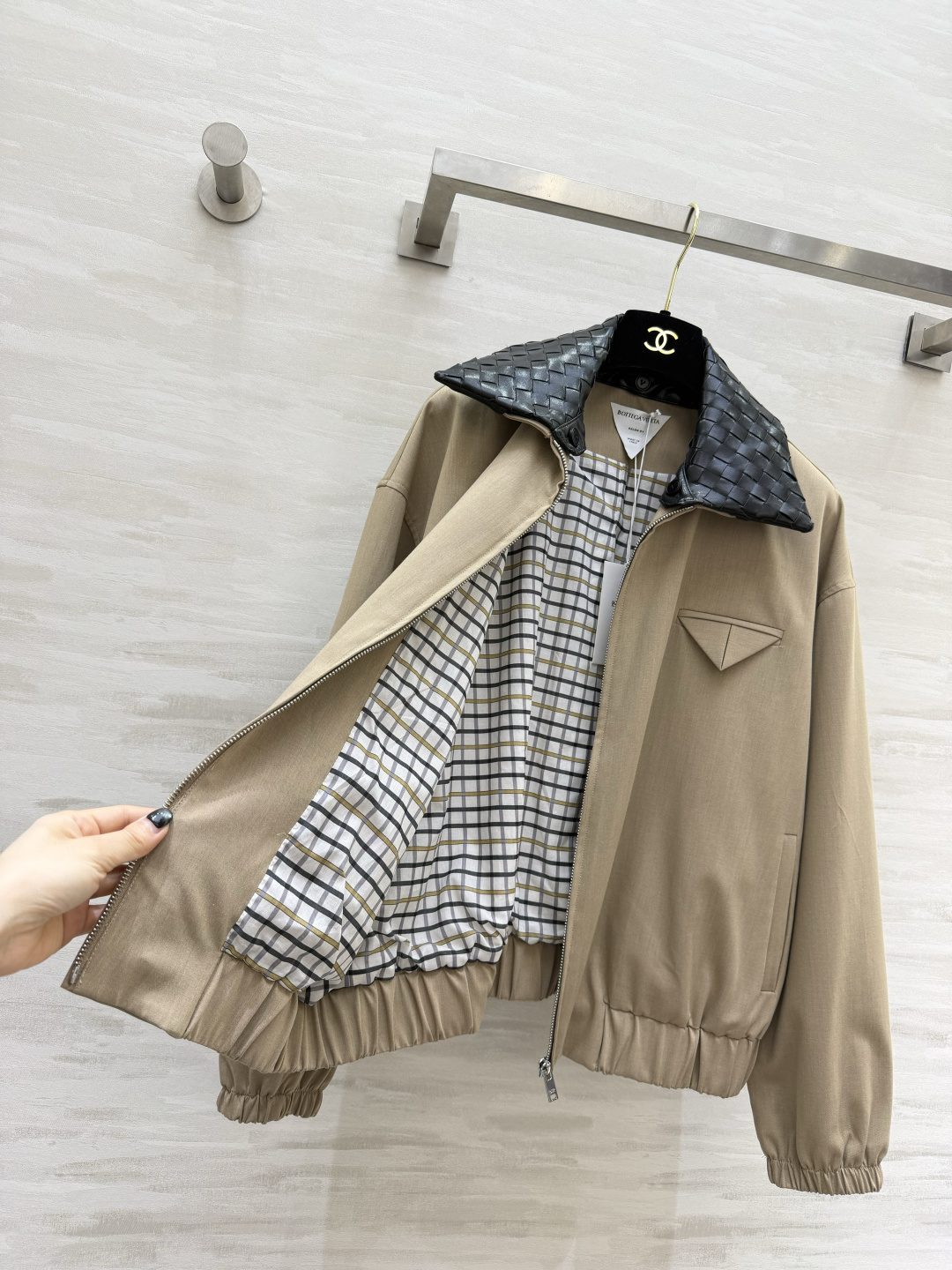 #Bottega Venet♡²⁶编织领三角标夹克外套 高级感拉满的松弛感穿搭 卡其色主调自带复古松弛感