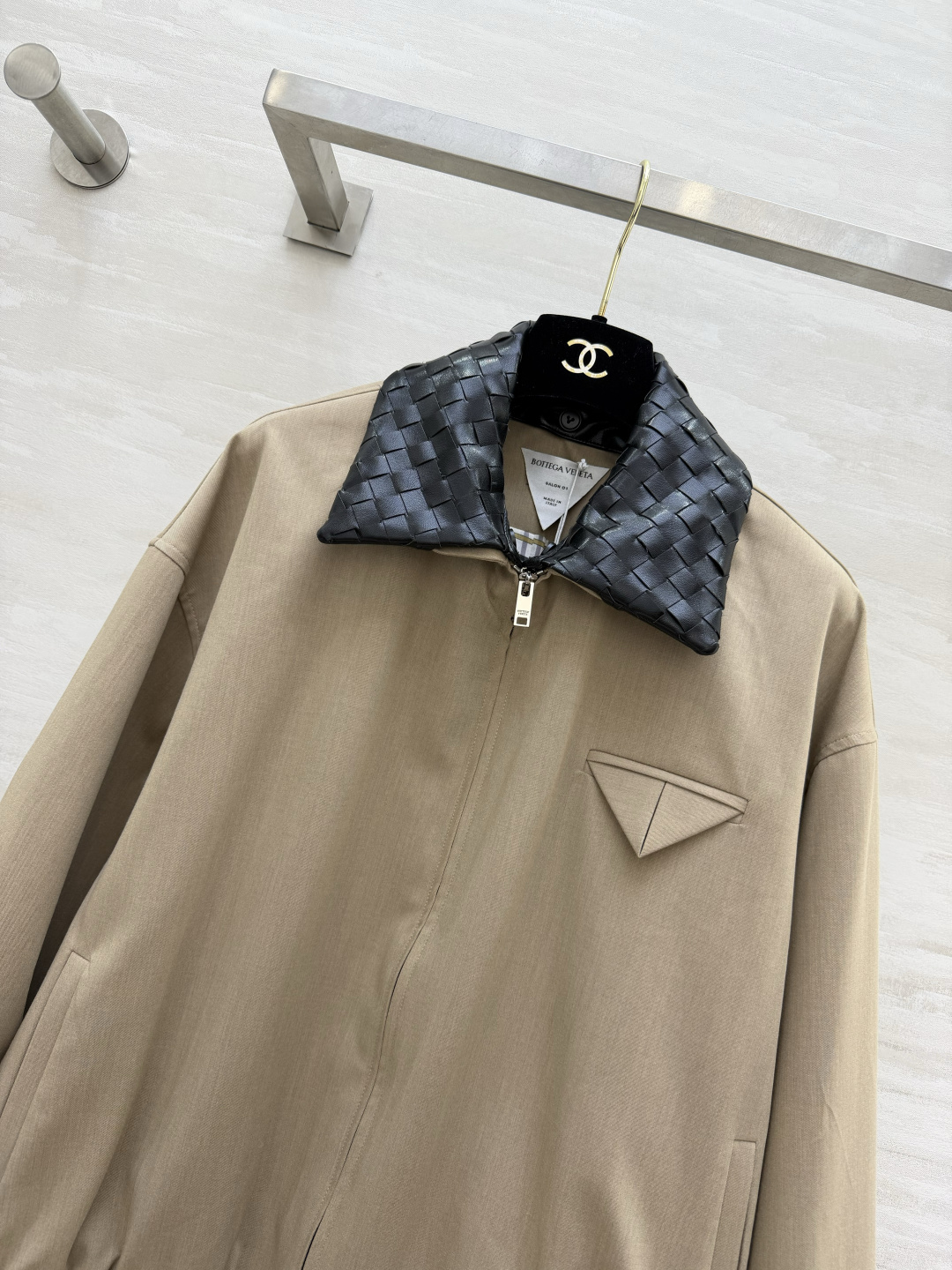 #Bottega Venet♡²⁶编织领三角标夹克外套 高级感拉满的松弛感穿搭 卡其色主调自带复古松弛感