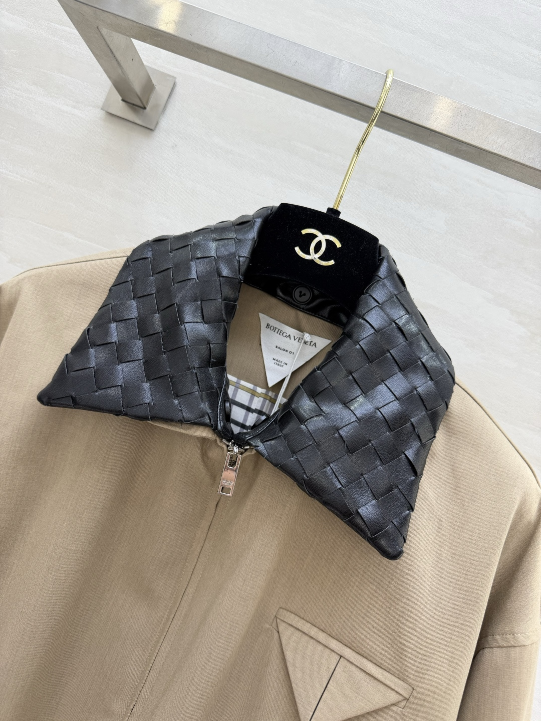 #Bottega Venet♡²⁶编织领三角标夹克外套 高级感拉满的松弛感穿搭 卡其色主调自带复古松弛感