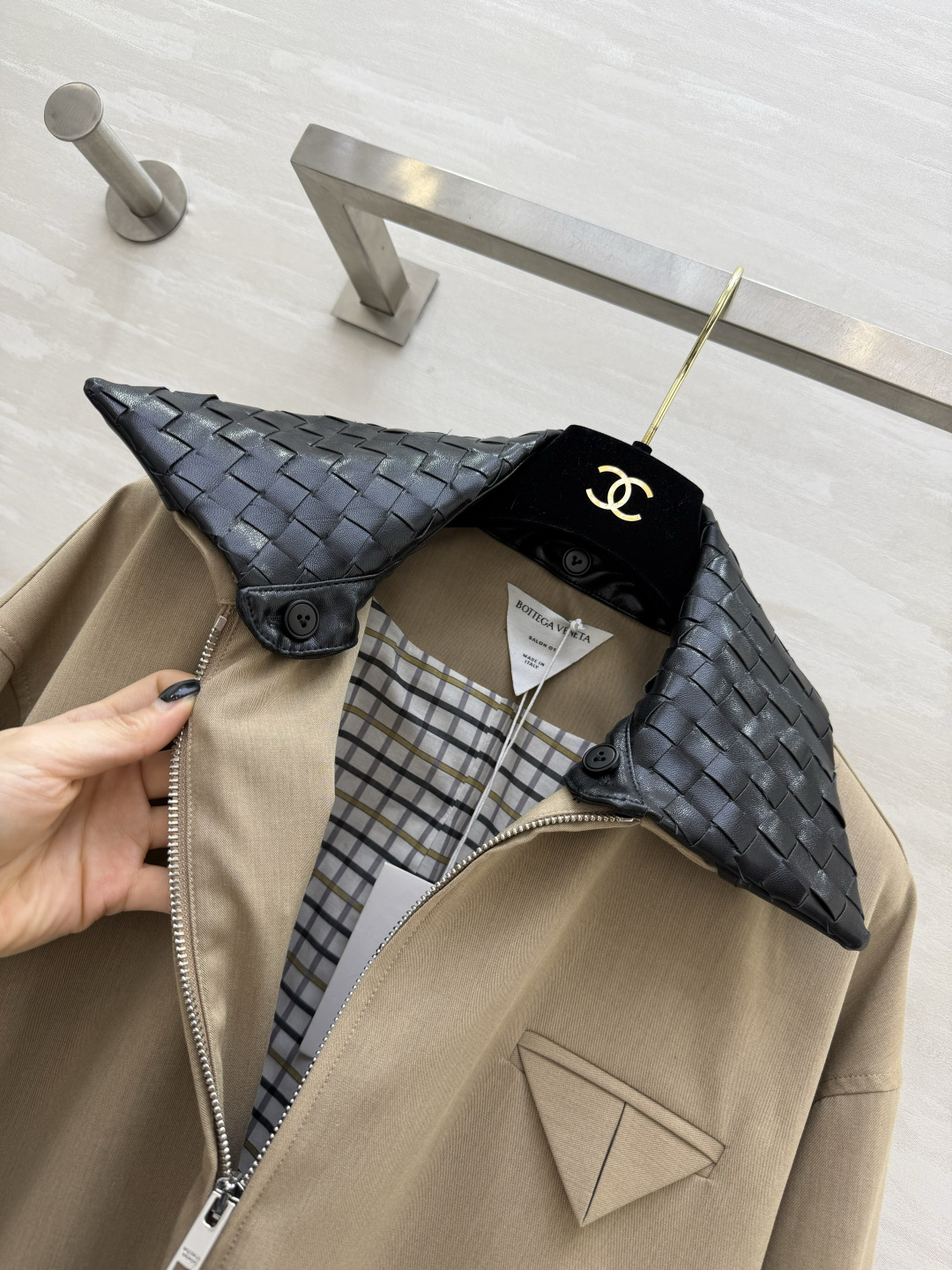 #Bottega Venet♡²⁶编织领三角标夹克外套 高级感拉满的松弛感穿搭 卡其色主调自带复古松弛感