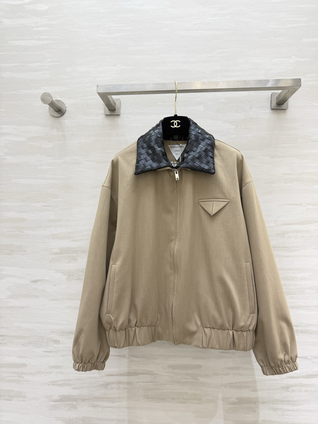 #Bottega Venet♡²⁶编织领三角标夹克外套 高级感拉满的松弛感穿搭 卡其色主调自带复古松弛感