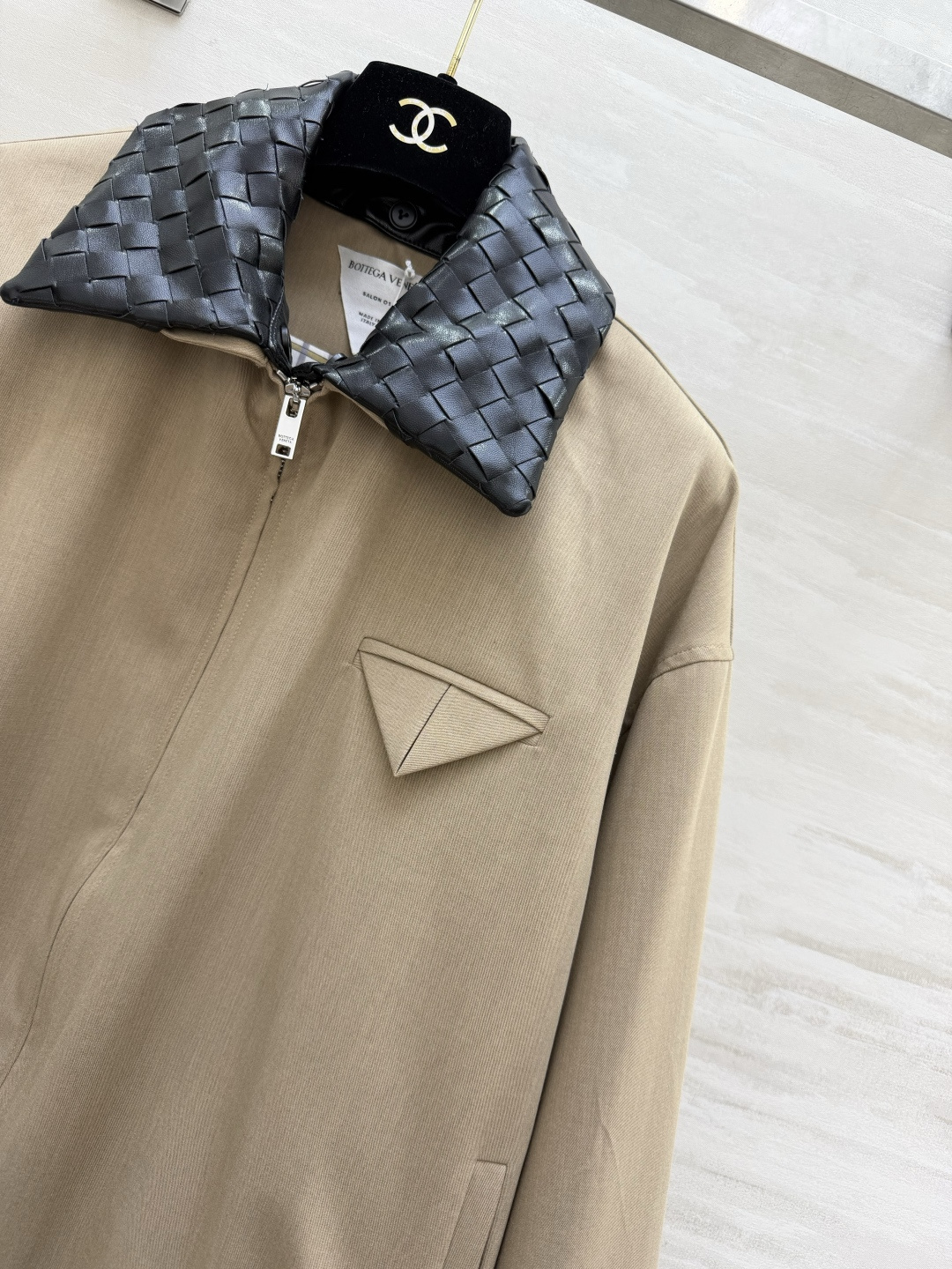 #Bottega Venet♡²⁶编织领三角标夹克外套 高级感拉满的松弛感穿搭 卡其色主调自带复古松弛感