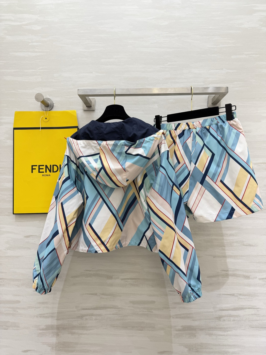 #Fend♡²⁶ss 双面穿几何纹休闲套装一衣两穿，解锁N种风格✨短款显高，高腰显瘦！防晒透气，春夏刚需