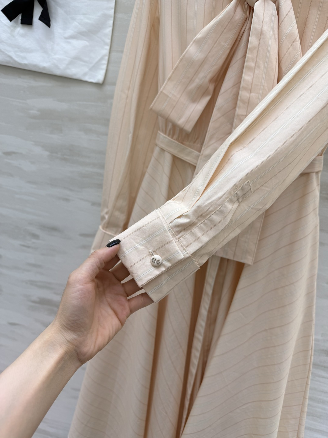#Dio♡²⁶淡粉条纹飘带衬衫裙 温柔，是最高级的性感✨收腰大摆，修饰身形！飘带设计，灵动优雅！高品质定