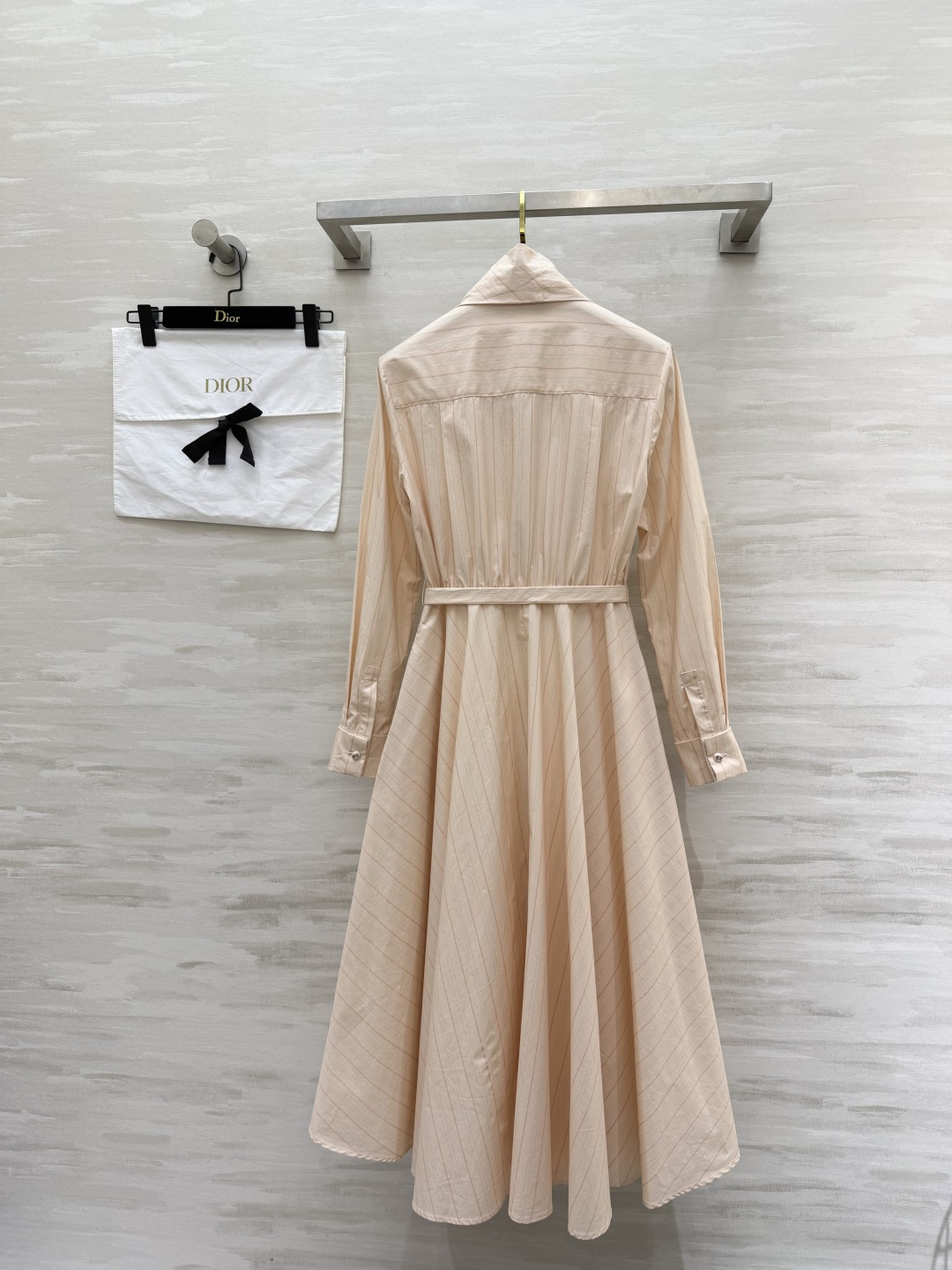 #Dio♡²⁶淡粉条纹飘带衬衫裙 温柔，是最高级的性感✨收腰大摆，修饰身形！飘带设计，灵动优雅！高品质定