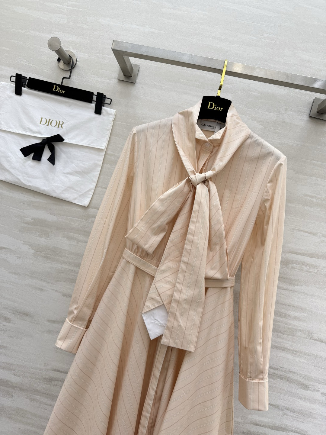 #Dio♡²⁶淡粉条纹飘带衬衫裙 温柔，是最高级的性感✨收腰大摆，修饰身形！飘带设计，灵动优雅！高品质定