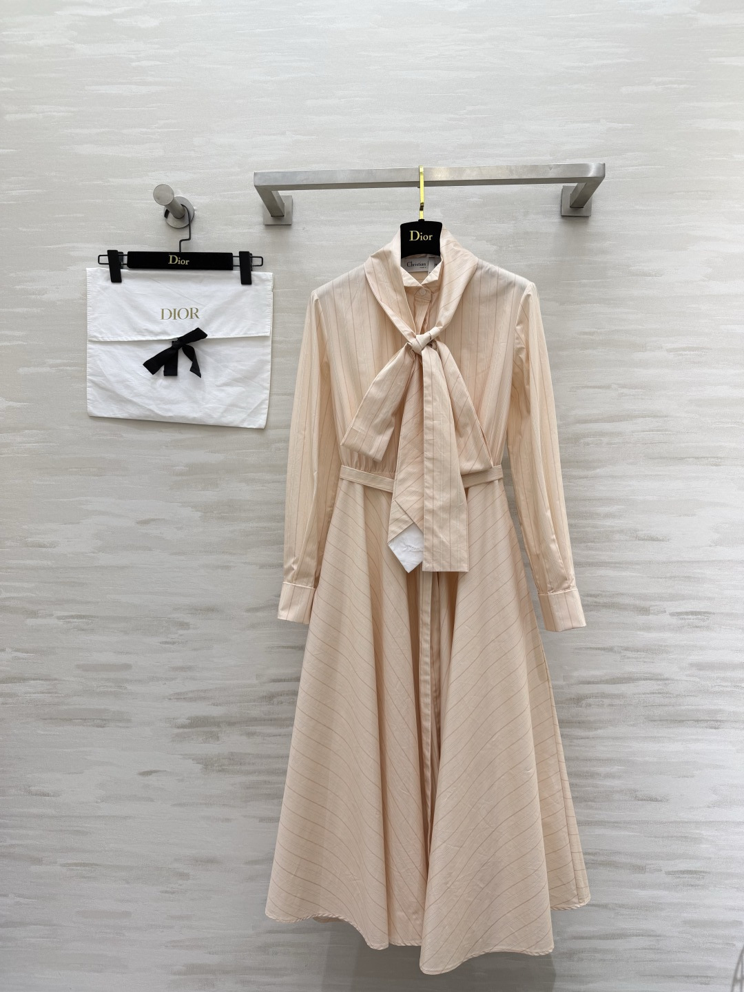 #Dio♡²⁶淡粉条纹飘带衬衫裙 温柔，是最高级的性感✨收腰大摆，修饰身形！飘带设计，灵动优雅！高品质定