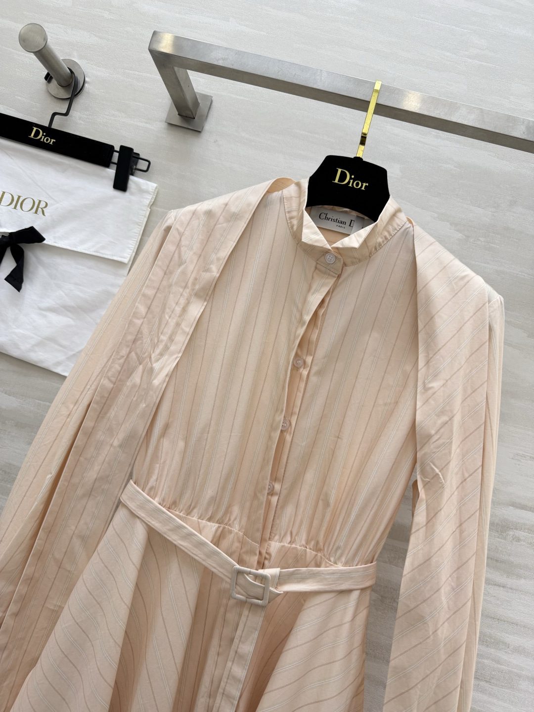 #Dio♡²⁶淡粉条纹飘带衬衫裙 温柔，是最高级的性感✨收腰大摆，修饰身形！飘带设计，灵动优雅！高品质定