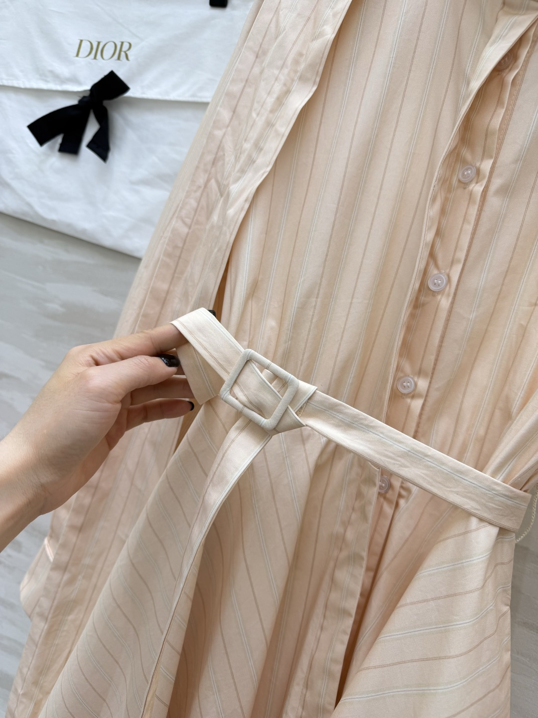 #Dio♡²⁶淡粉条纹飘带衬衫裙 温柔，是最高级的性感✨收腰大摆，修饰身形！飘带设计，灵动优雅！高品质定