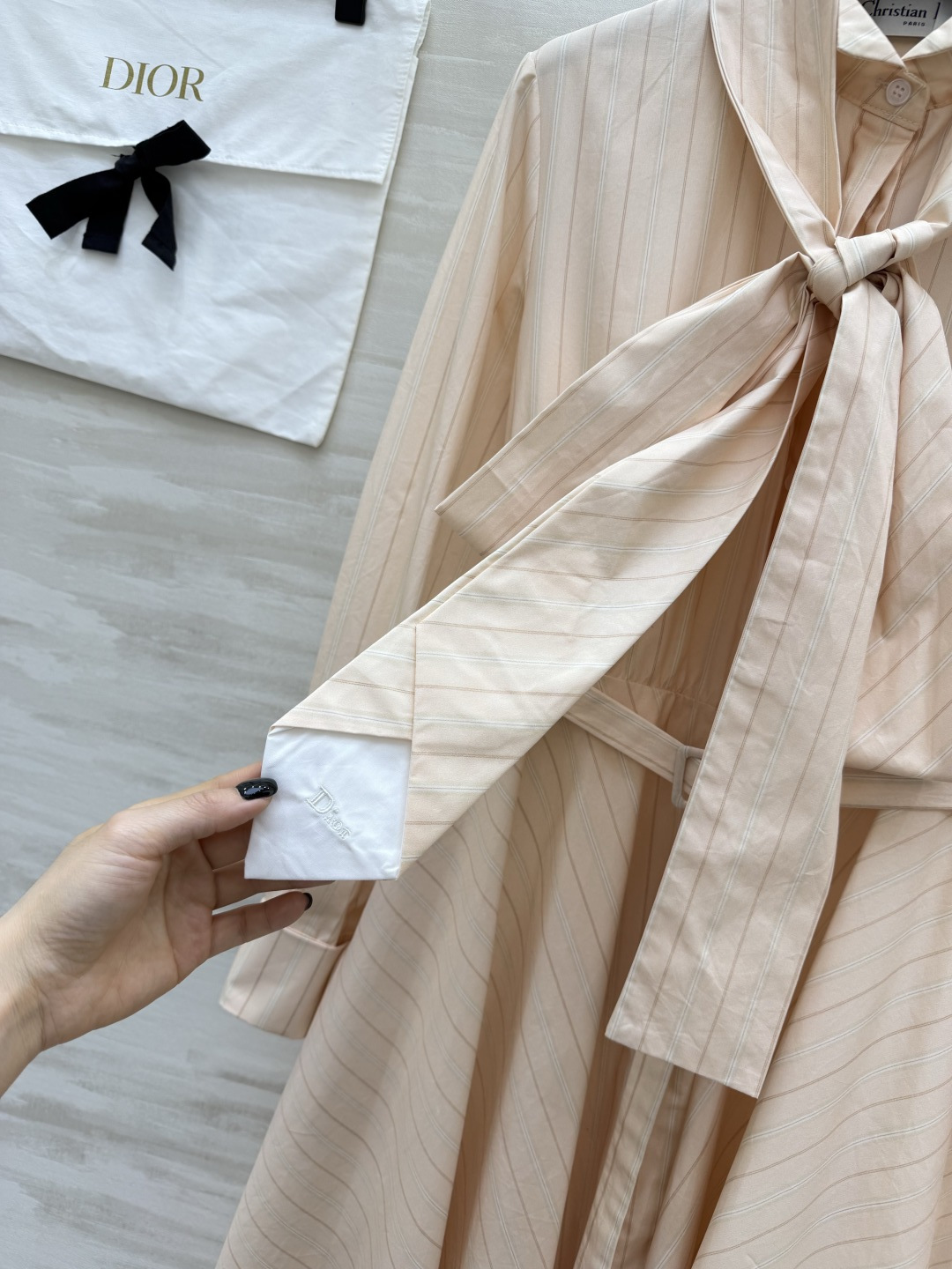 #Dio♡²⁶淡粉条纹飘带衬衫裙 温柔，是最高级的性感✨收腰大摆，修饰身形！飘带设计，灵动优雅！高品质定