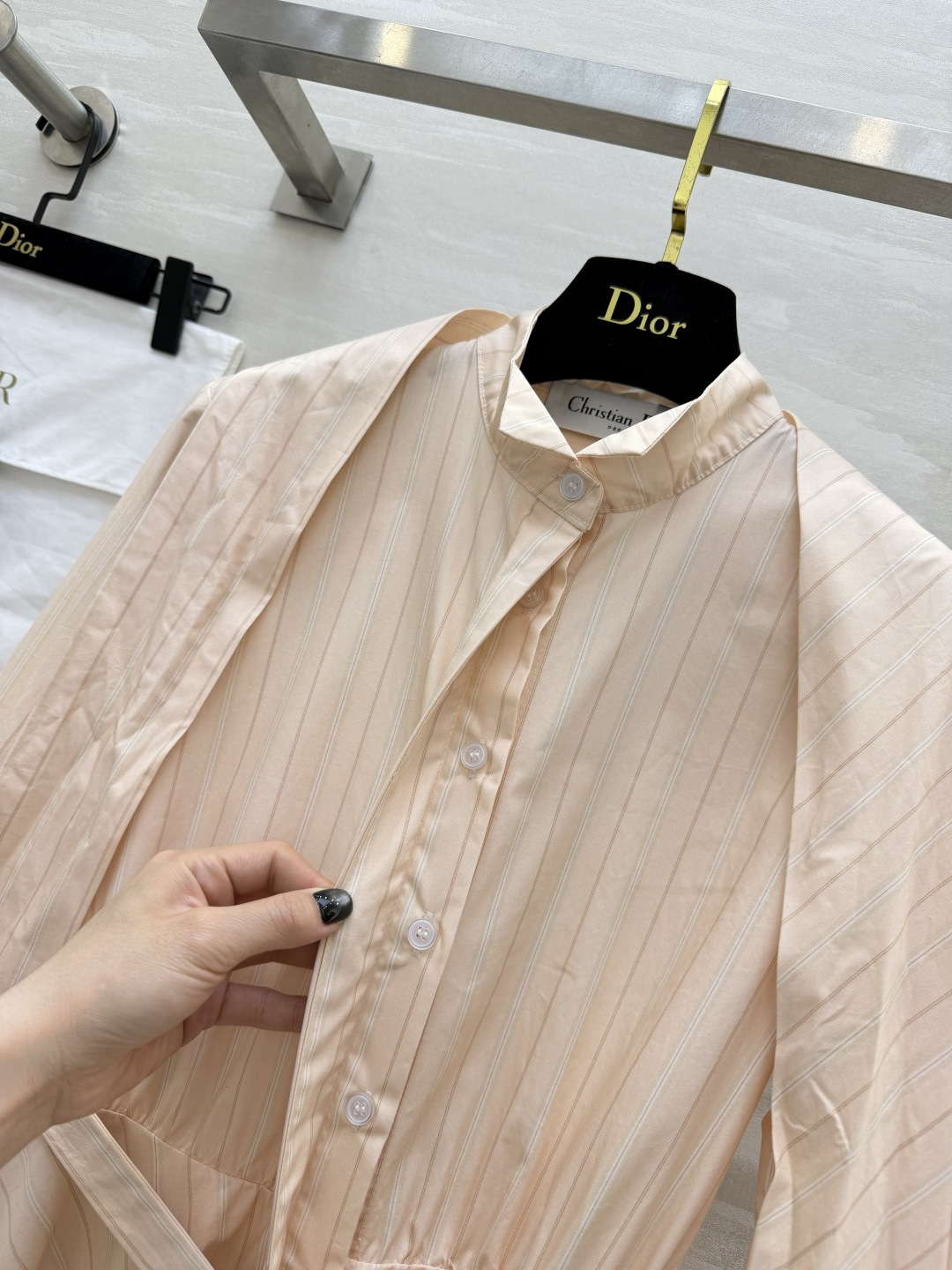 #Dio♡²⁶淡粉条纹飘带衬衫裙 温柔，是最高级的性感✨收腰大摆，修饰身形！飘带设计，灵动优雅！高品质定