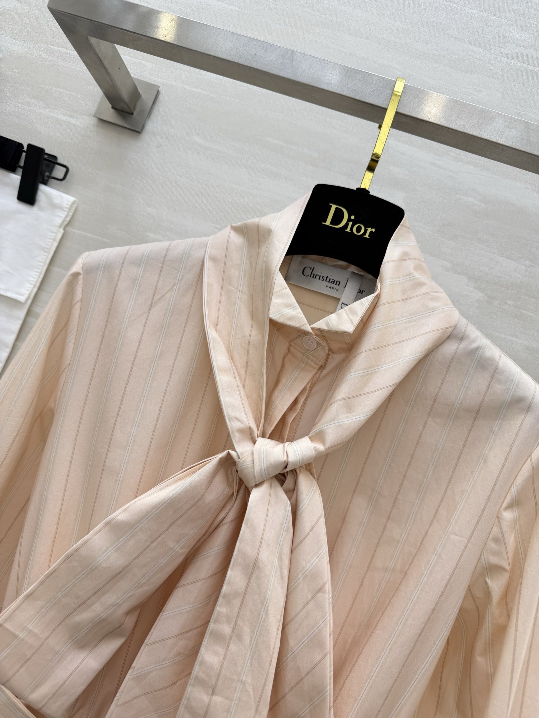 #Dio♡²⁶淡粉条纹飘带衬衫裙 温柔，是最高级的性感✨收腰大摆，修饰身形！飘带设计，灵动优雅！高品质定