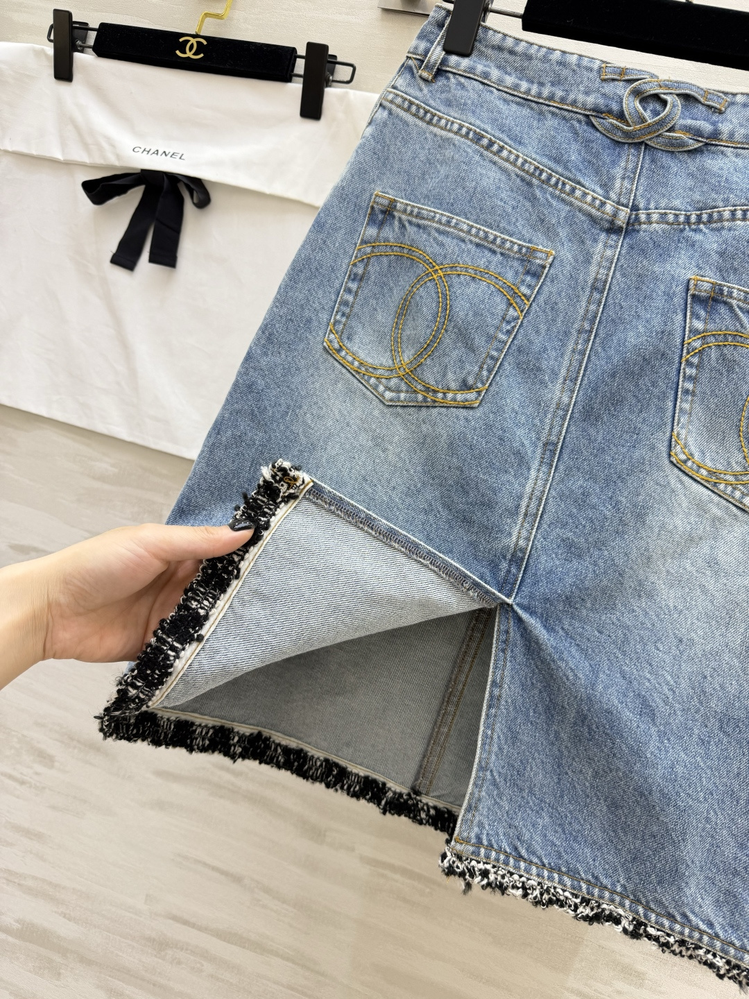 #Chane♡²⁶复古毛边牛仔半裙 神仙色调 手工酵素水洗做旧 蓝得温柔又显贵 灵魂设计 侧边粗花呢毛边