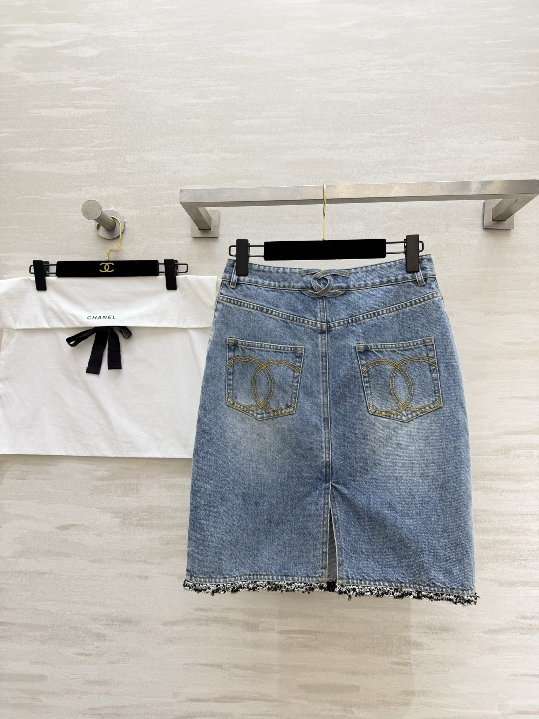 #Chane♡²⁶复古毛边牛仔半裙 神仙色调 手工酵素水洗做旧 蓝得温柔又显贵 灵魂设计 侧边粗花呢毛边