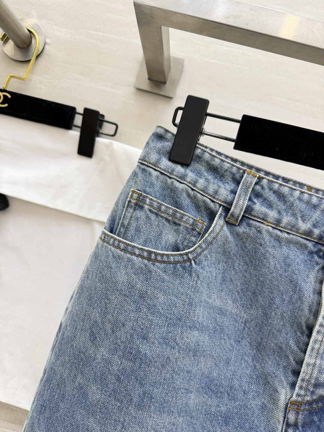 #Chane♡²⁶复古毛边牛仔半裙 神仙色调 手工酵素水洗做旧 蓝得温柔又显贵 灵魂设计 侧边粗花呢毛边