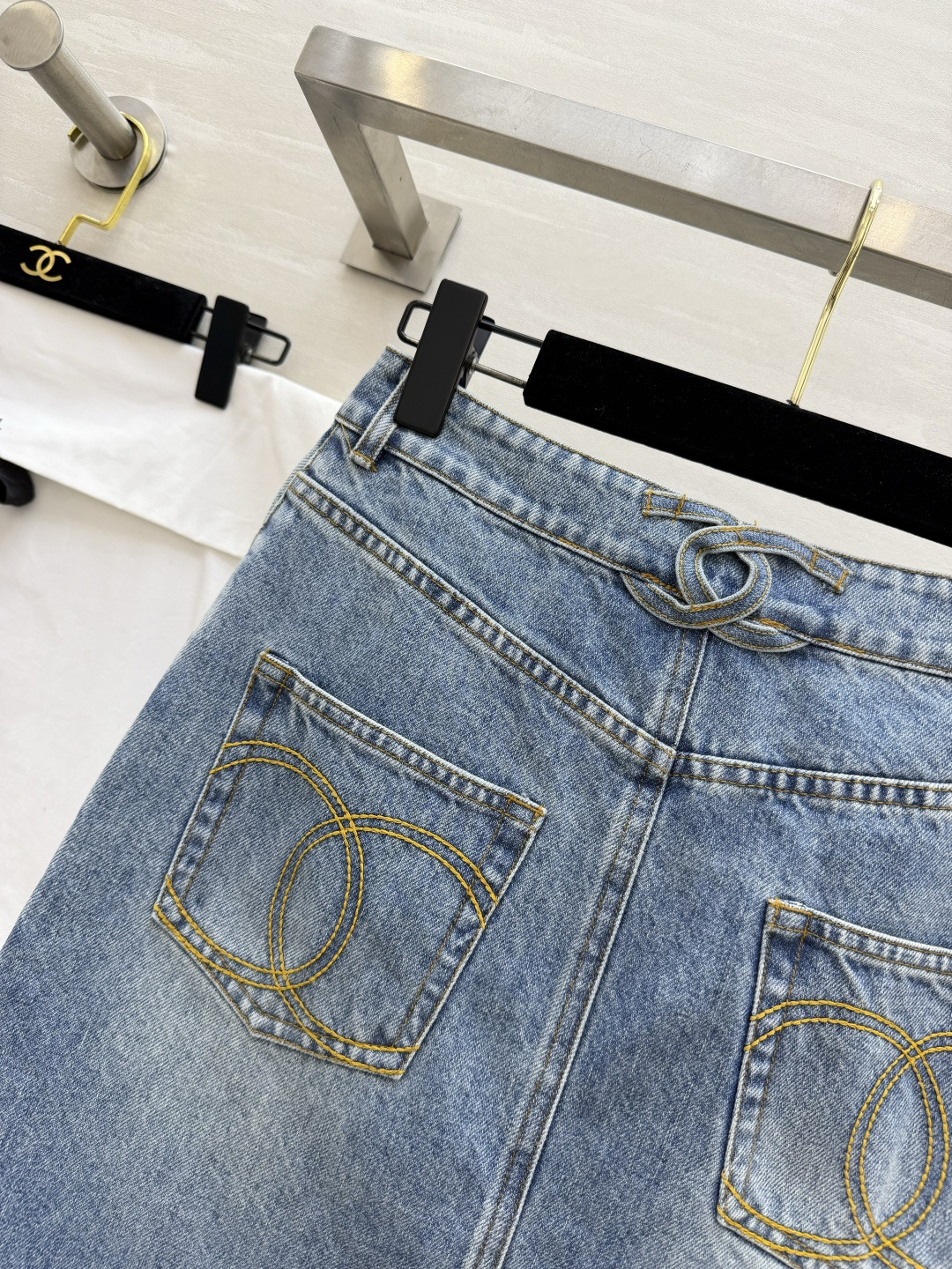 #Chane♡²⁶复古毛边牛仔半裙 神仙色调 手工酵素水洗做旧 蓝得温柔又显贵 灵魂设计 侧边粗花呢毛边