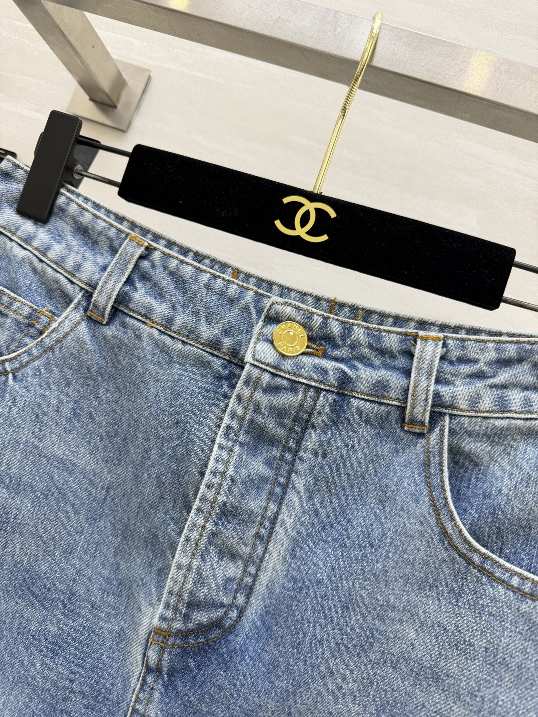 #Chane♡²⁶复古毛边牛仔半裙 神仙色调 手工酵素水洗做旧 蓝得温柔又显贵 灵魂设计 侧边粗花呢毛边