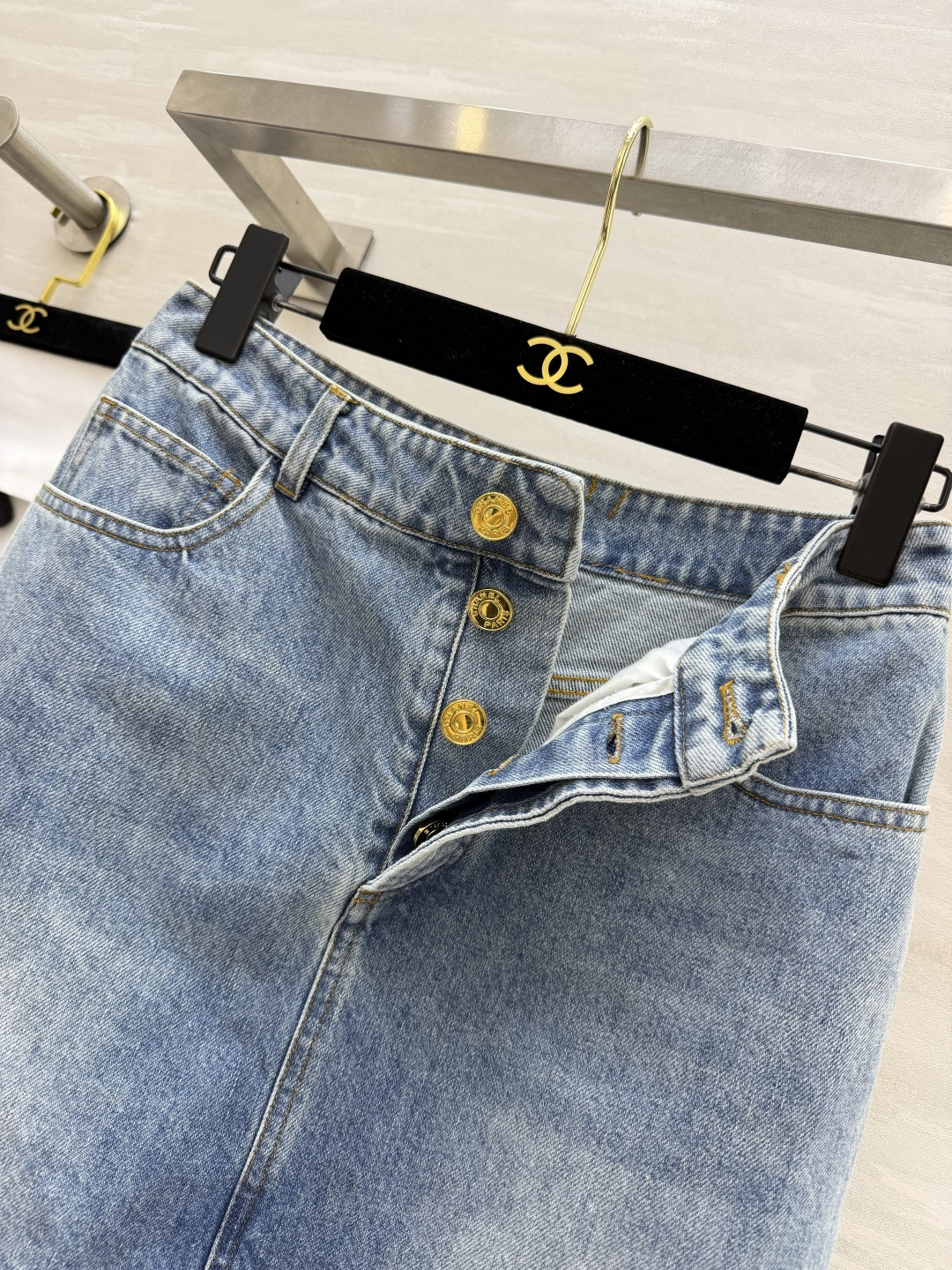 #Chane♡²⁶复古毛边牛仔半裙 神仙色调 手工酵素水洗做旧 蓝得温柔又显贵 灵魂设计 侧边粗花呢毛边