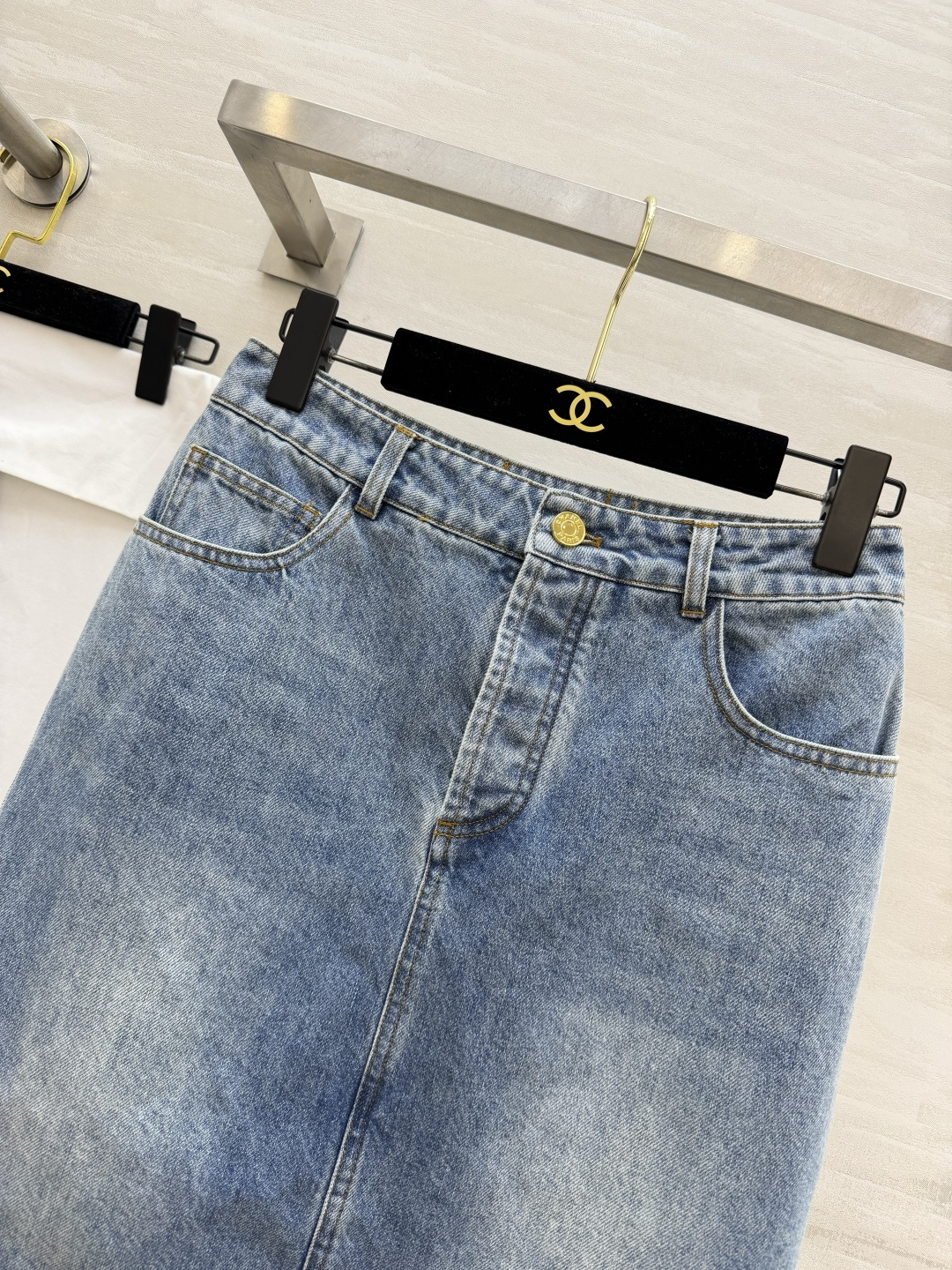 #Chane♡²⁶复古毛边牛仔半裙 神仙色调 手工酵素水洗做旧 蓝得温柔又显贵 灵魂设计 侧边粗花呢毛边