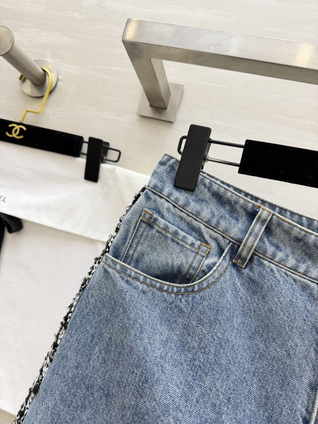 #Chane♡²⁶粗花呢毛边牛仔短裤 复古水洗丹宁做旧色调高级显白 标志性双C金扣 五金质感拉满 细节处