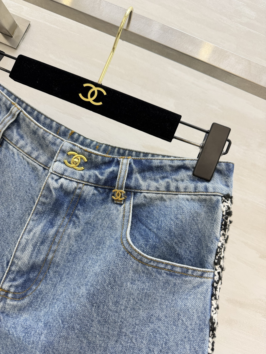 #Chane♡²⁶粗花呢毛边牛仔短裤 复古水洗丹宁做旧色调高级显白 标志性双C金扣 五金质感拉满 细节处