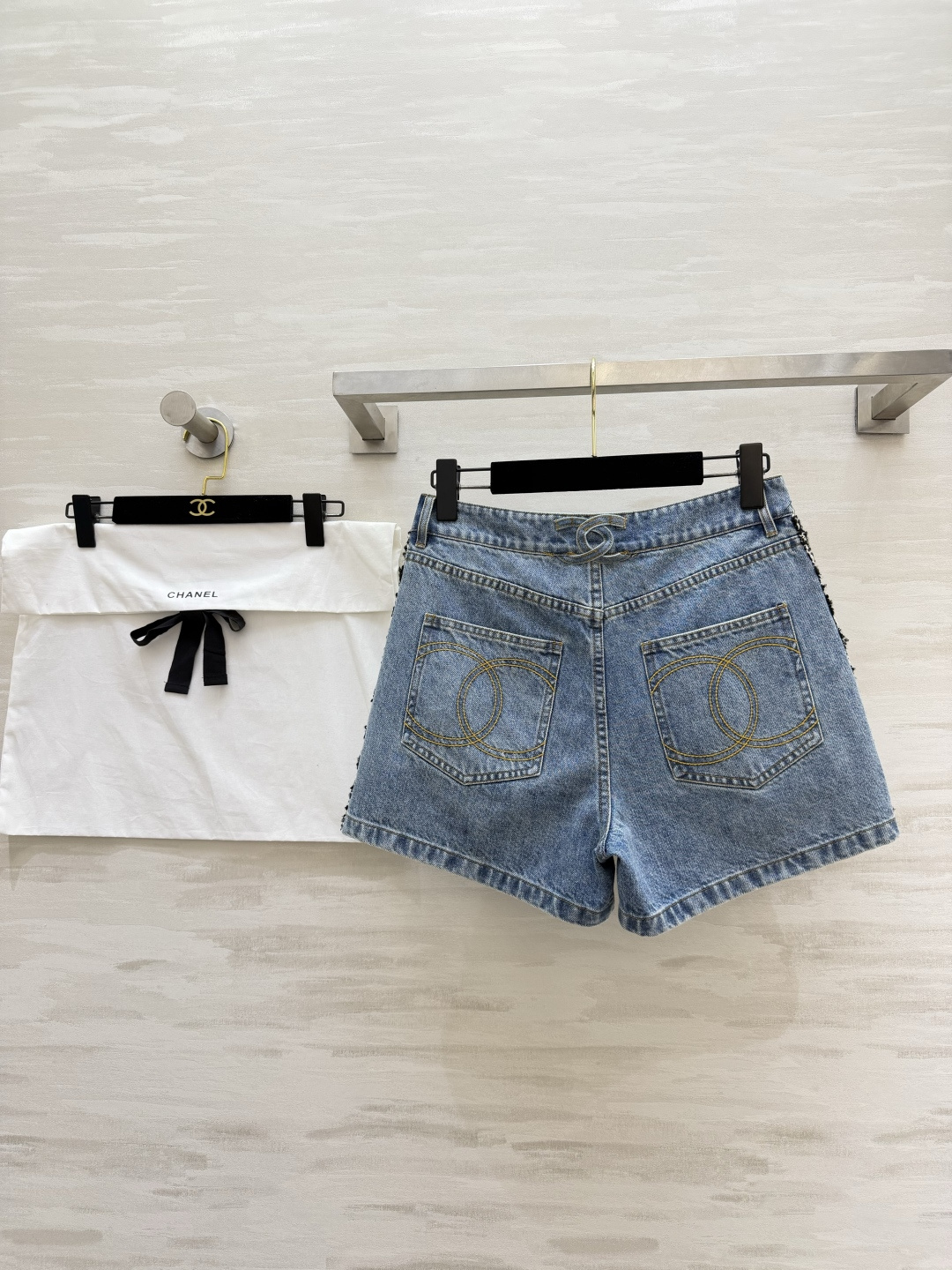 #Chane♡²⁶粗花呢毛边牛仔短裤 复古水洗丹宁做旧色调高级显白 标志性双C金扣 五金质感拉满 细节处