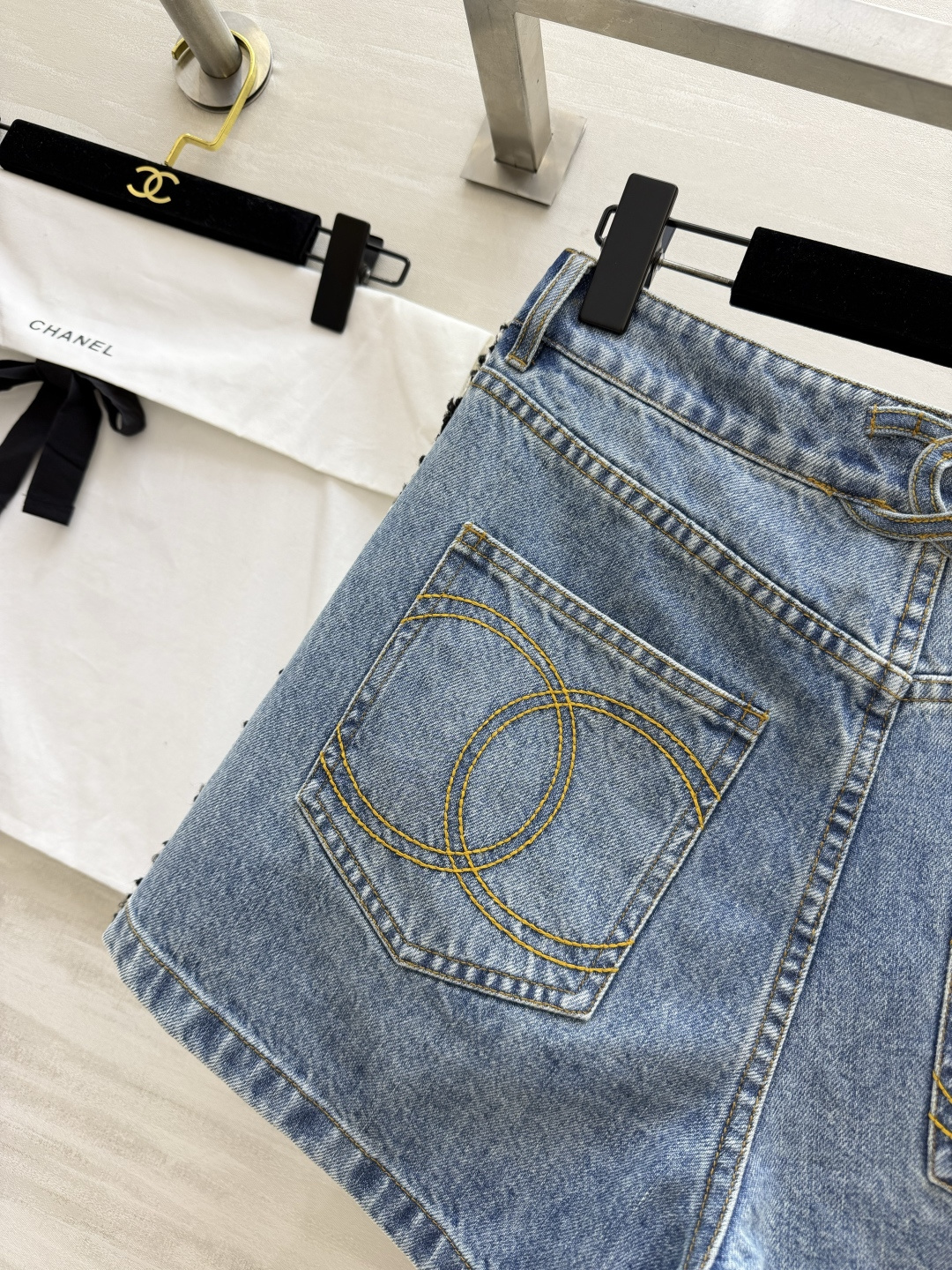 #Chane♡²⁶粗花呢毛边牛仔短裤 复古水洗丹宁做旧色调高级显白 标志性双C金扣 五金质感拉满 细节处
