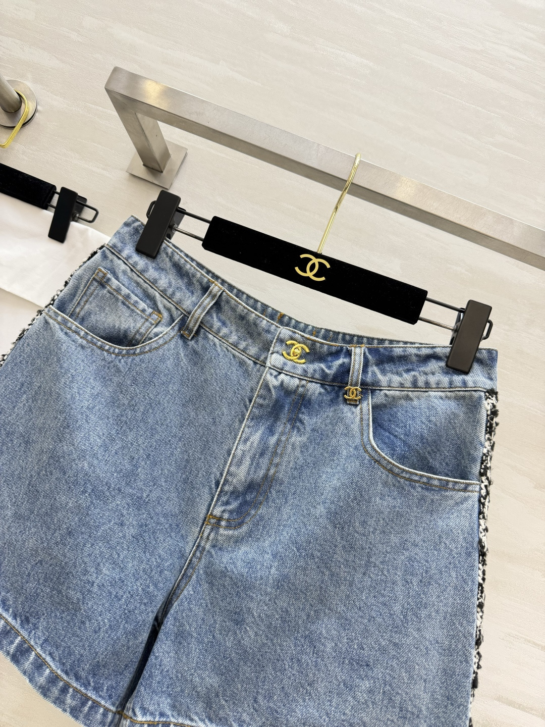 #Chane♡²⁶粗花呢毛边牛仔短裤 复古水洗丹宁做旧色调高级显白 标志性双C金扣 五金质感拉满 细节处