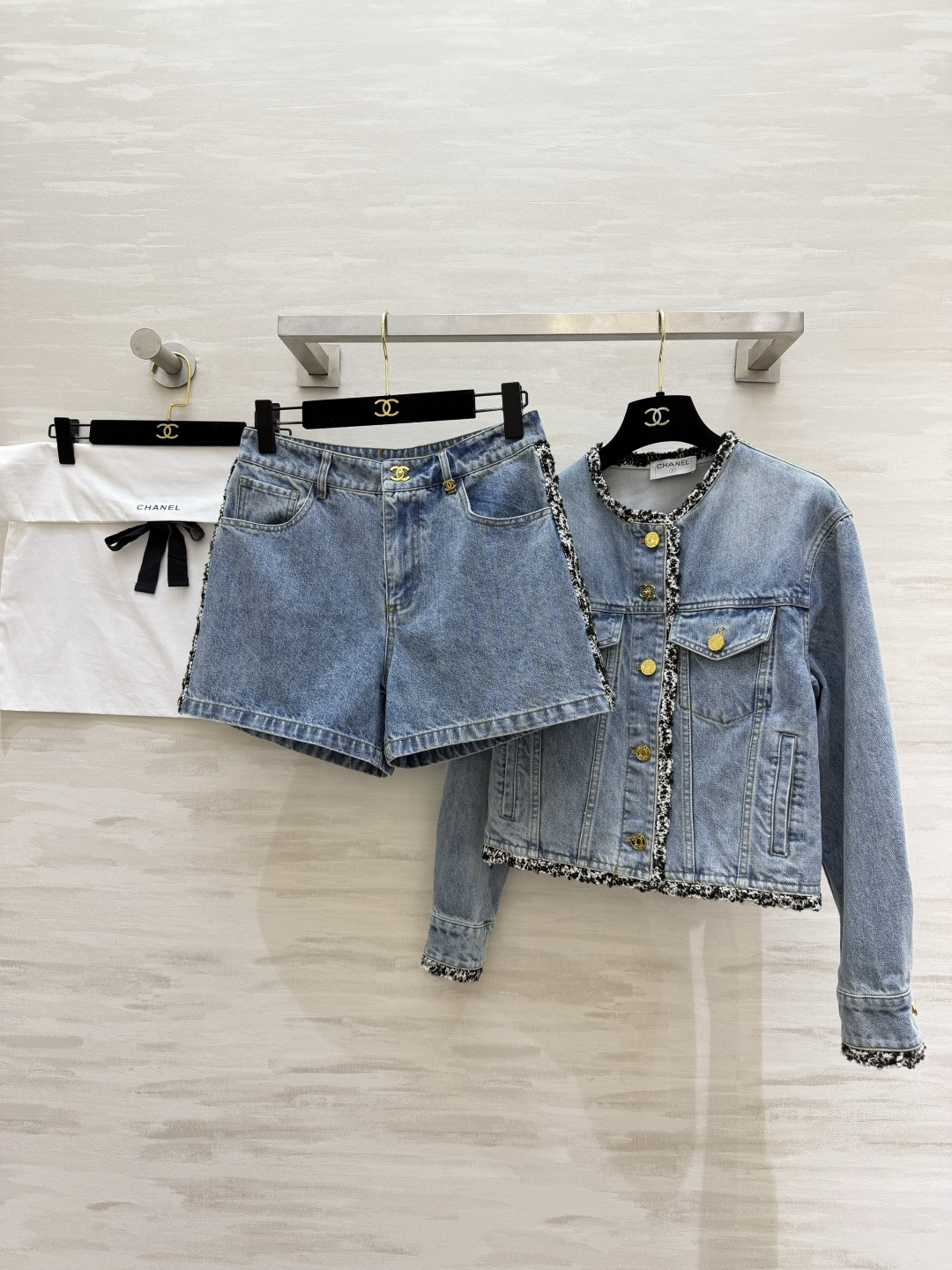 #Chane♡²⁶粗花呢毛边牛仔短裤 复古水洗丹宁做旧色调高级显白 标志性双C金扣 五金质感拉满 细节处