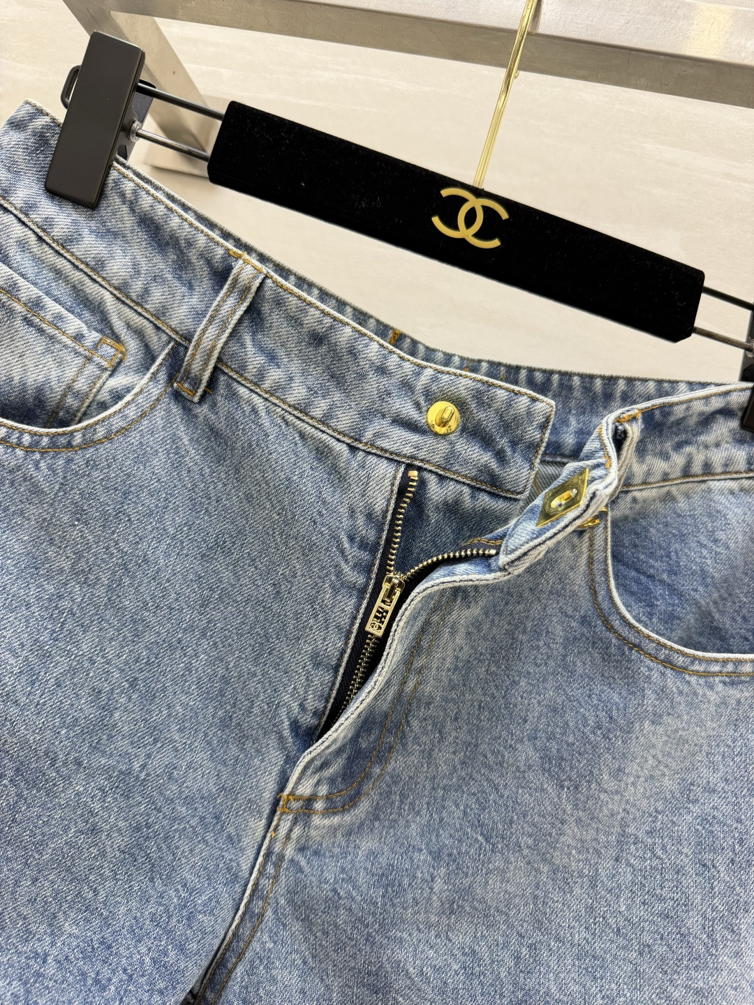 #Chane♡²⁶粗花呢毛边牛仔短裤 复古水洗丹宁做旧色调高级显白 标志性双C金扣 五金质感拉满 细节处