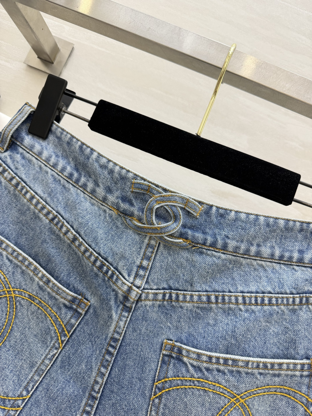 #Chane♡²⁶粗花呢毛边牛仔短裤 复古水洗丹宁做旧色调高级显白 标志性双C金扣 五金质感拉满 细节处