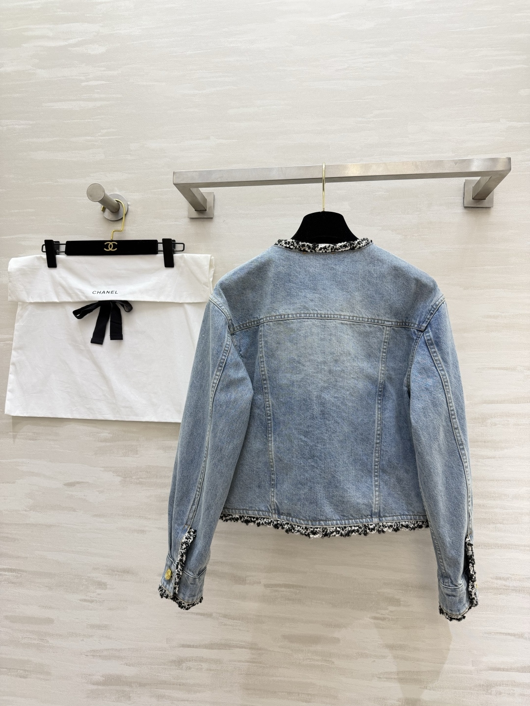 #Chane♡²⁶高定系列毛边丹宁外套 复古水洗蓝经过多次酵素做旧 色调高级显白 标志性金扣 双C五金光