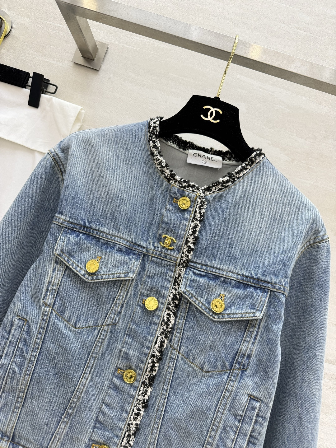 #Chane♡²⁶高定系列毛边丹宁外套 复古水洗蓝经过多次酵素做旧 色调高级显白 标志性金扣 双C五金光