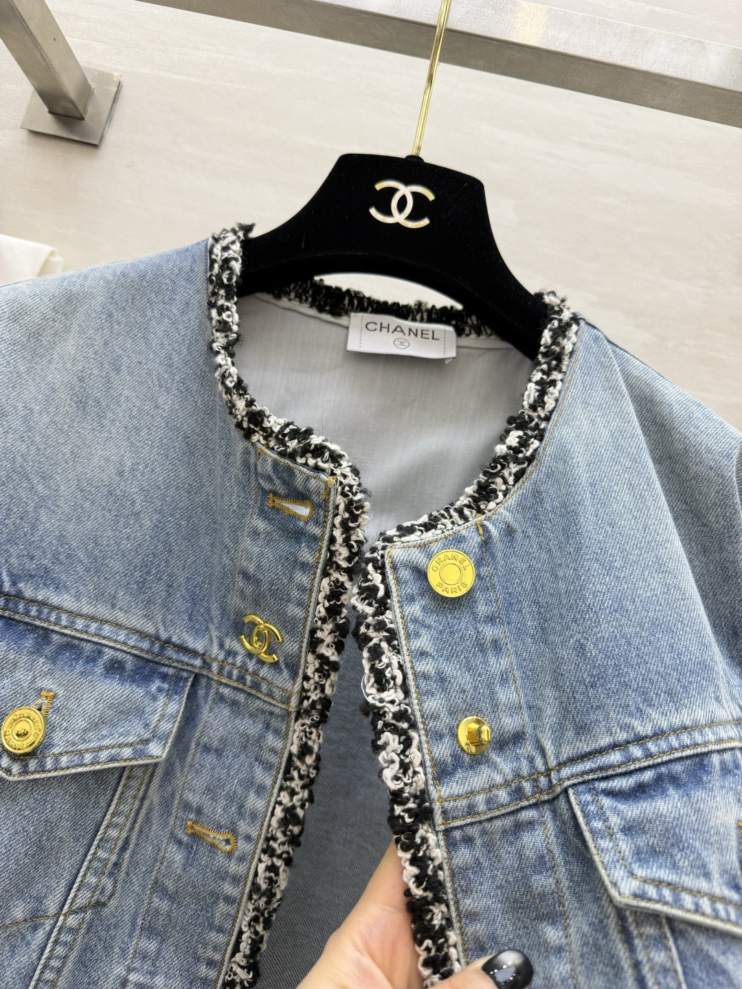 #Chane♡²⁶高定系列毛边丹宁外套 复古水洗蓝经过多次酵素做旧 色调高级显白 标志性金扣 双C五金光