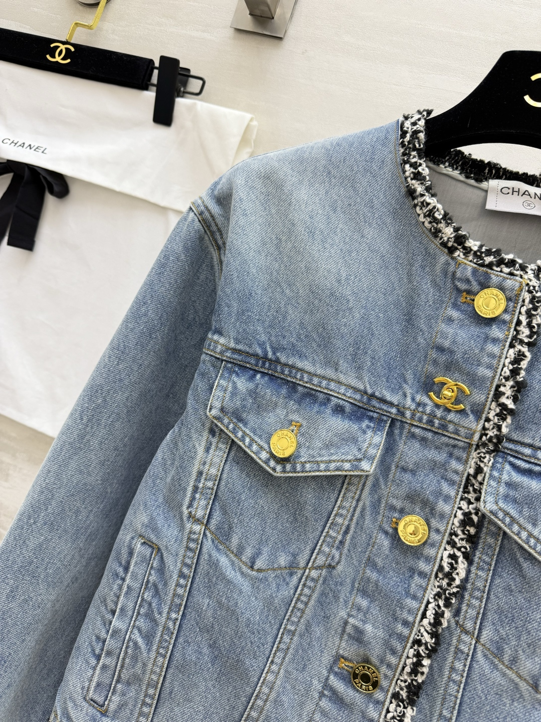 #Chane♡²⁶高定系列毛边丹宁外套 复古水洗蓝经过多次酵素做旧 色调高级显白 标志性金扣 双C五金光