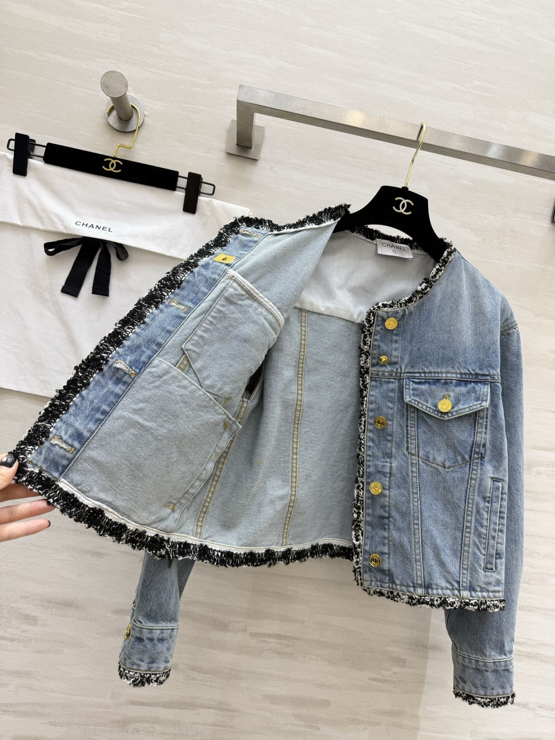 #Chane♡²⁶高定系列毛边丹宁外套 复古水洗蓝经过多次酵素做旧 色调高级显白 标志性金扣 双C五金光