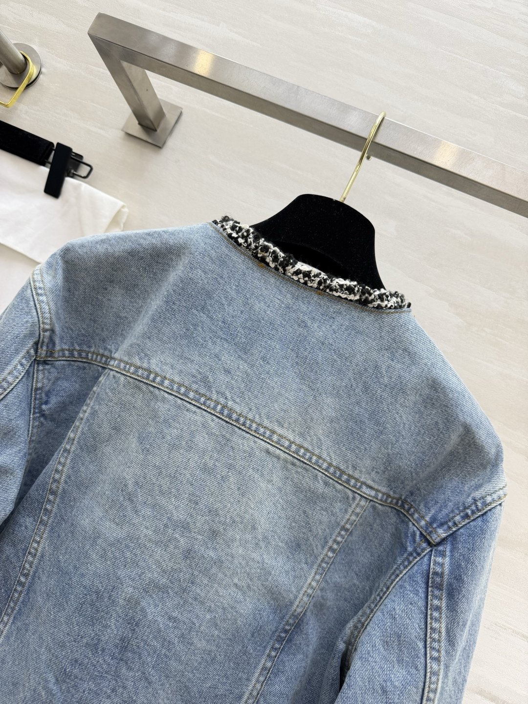 #Chane♡²⁶高定系列毛边丹宁外套 复古水洗蓝经过多次酵素做旧 色调高级显白 标志性金扣 双C五金光