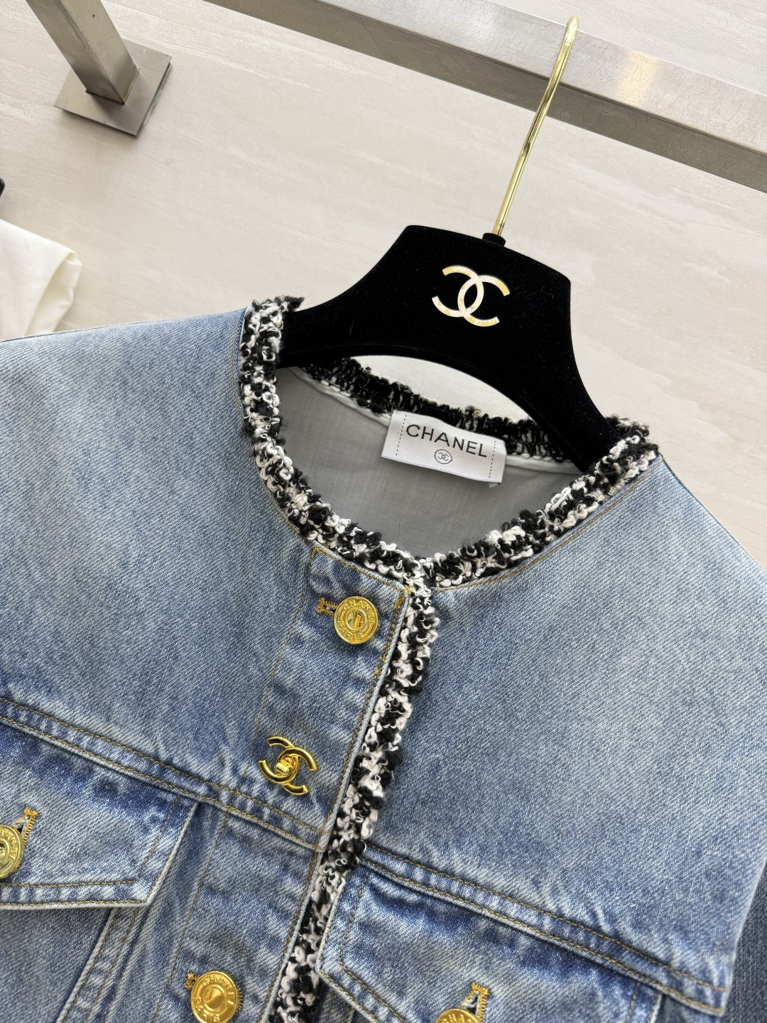 #Chane♡²⁶高定系列毛边丹宁外套 复古水洗蓝经过多次酵素做旧 色调高级显白 标志性金扣 双C五金光