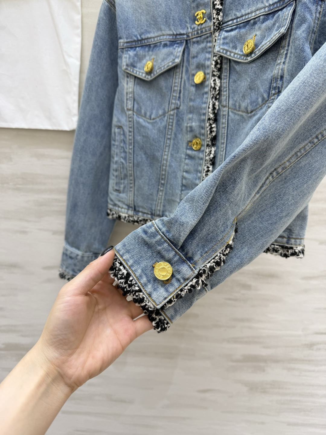 #Chane♡²⁶高定系列毛边丹宁外套 复古水洗蓝经过多次酵素做旧 色调高级显白 标志性金扣 双C五金光