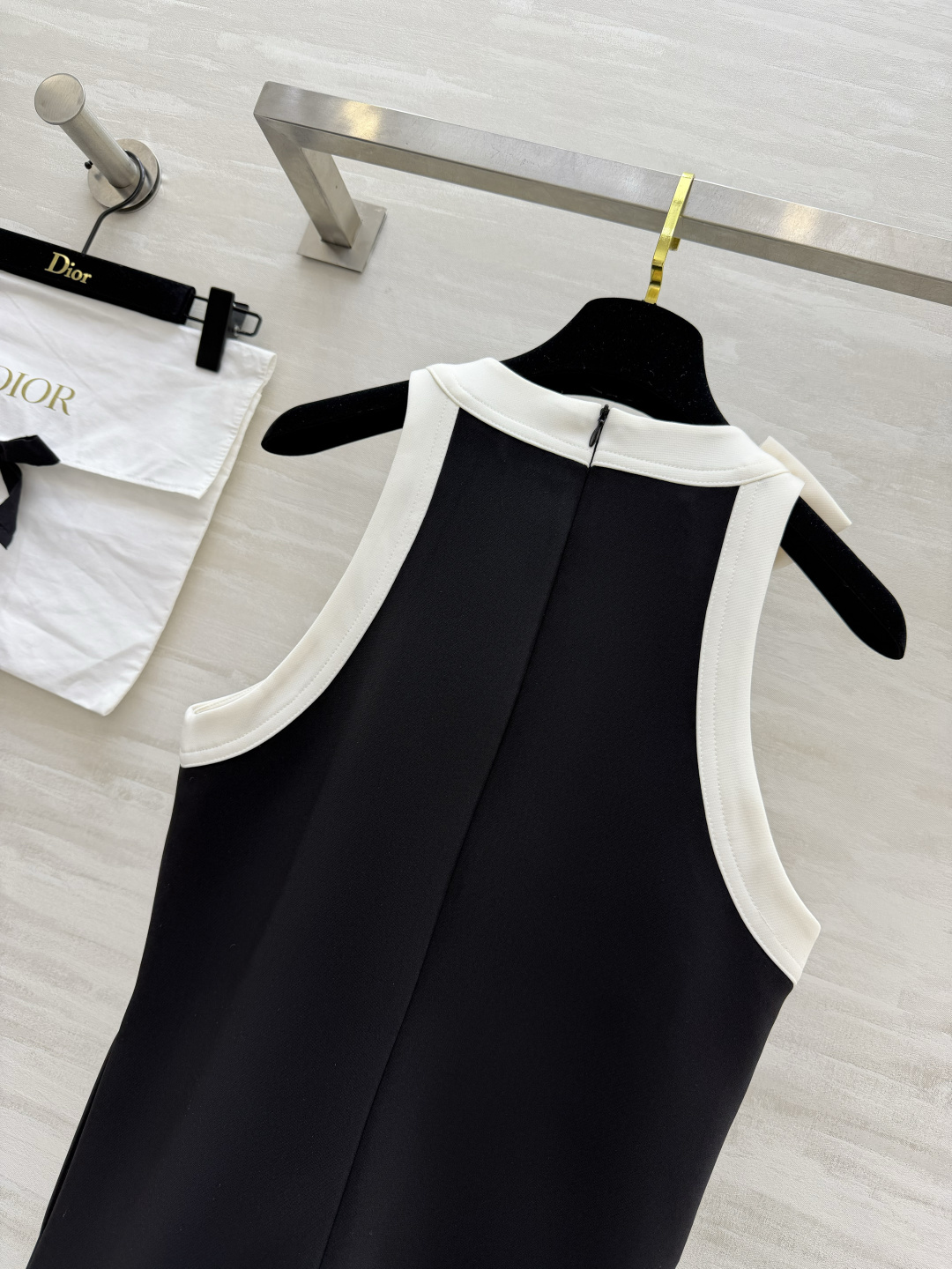 🖤 DIO♡²⁶·本命小黑裙天花板 经典赫本风遇上甜美元素，优雅直接拉满✨领口大蝴蝶结 温柔又减龄，瞬间