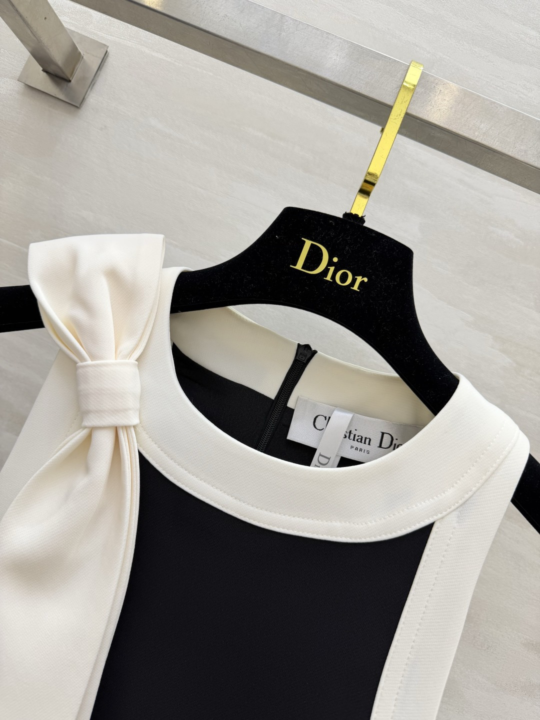 🖤 DIO♡²⁶·本命小黑裙天花板 经典赫本风遇上甜美元素，优雅直接拉满✨领口大蝴蝶结 温柔又减龄，瞬间