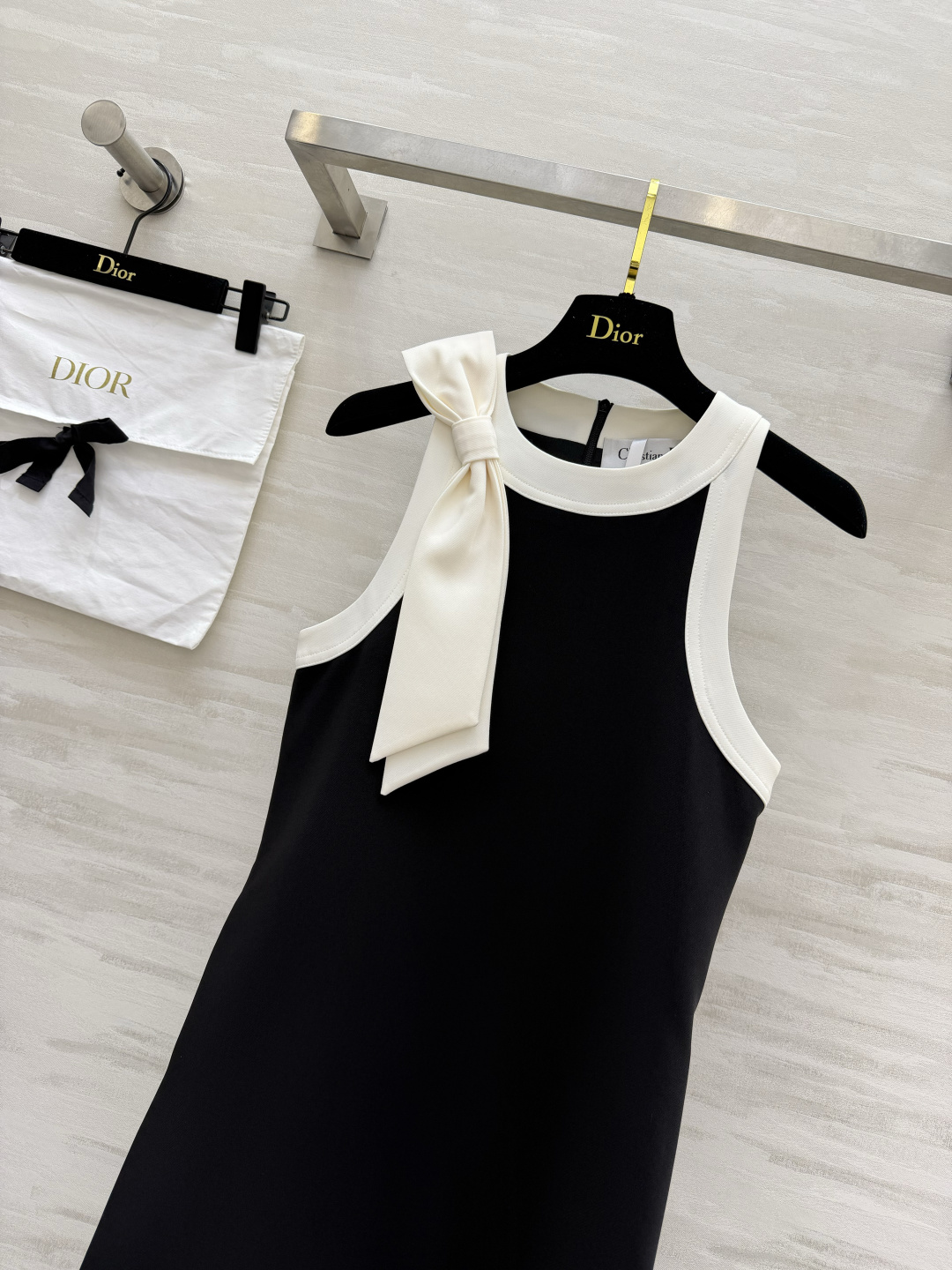 🖤 DIO♡²⁶·本命小黑裙天花板 经典赫本风遇上甜美元素，优雅直接拉满✨领口大蝴蝶结 温柔又减龄，瞬间