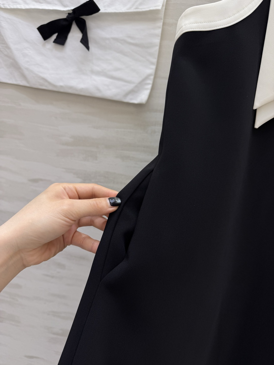 🖤 DIO♡²⁶·本命小黑裙天花板 经典赫本风遇上甜美元素，优雅直接拉满✨领口大蝴蝶结 温柔又减龄，瞬间