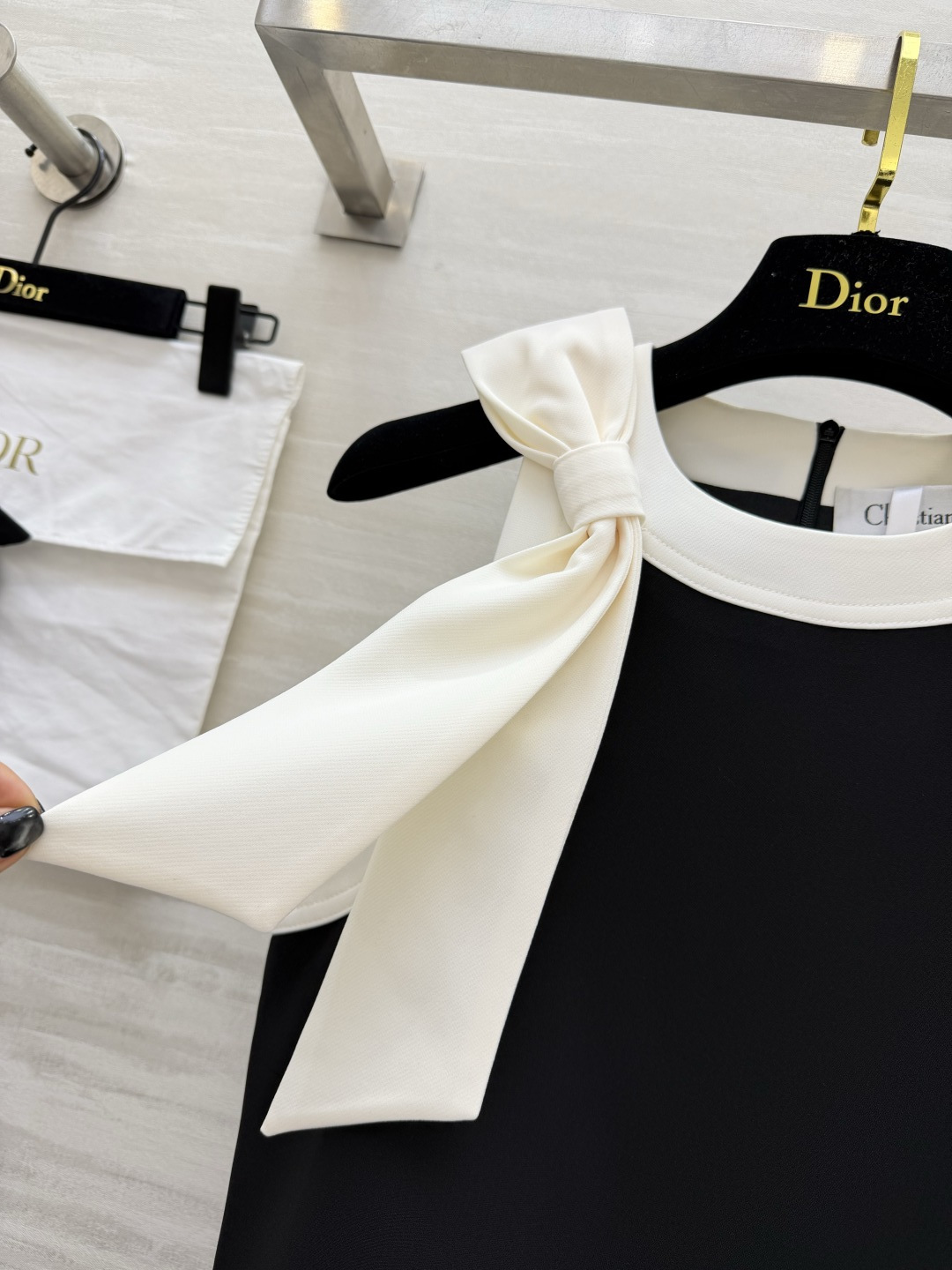 🖤 DIO♡²⁶·本命小黑裙天花板 经典赫本风遇上甜美元素，优雅直接拉满✨领口大蝴蝶结 温柔又减龄，瞬间