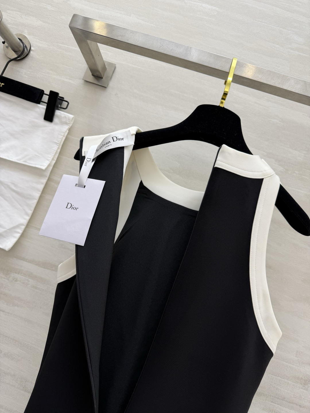 🖤 DIO♡²⁶·本命小黑裙天花板 经典赫本风遇上甜美元素，优雅直接拉满✨领口大蝴蝶结 温柔又减龄，瞬间