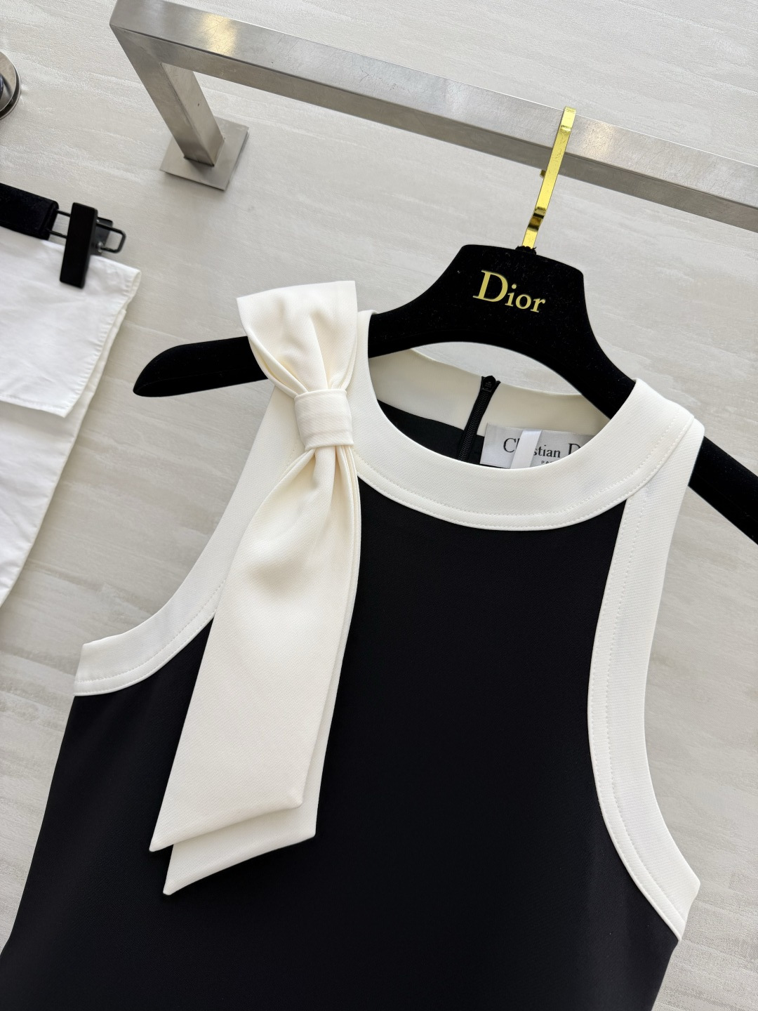 🖤 DIO♡²⁶·本命小黑裙天花板 经典赫本风遇上甜美元素，优雅直接拉满✨领口大蝴蝶结 温柔又减龄，瞬间